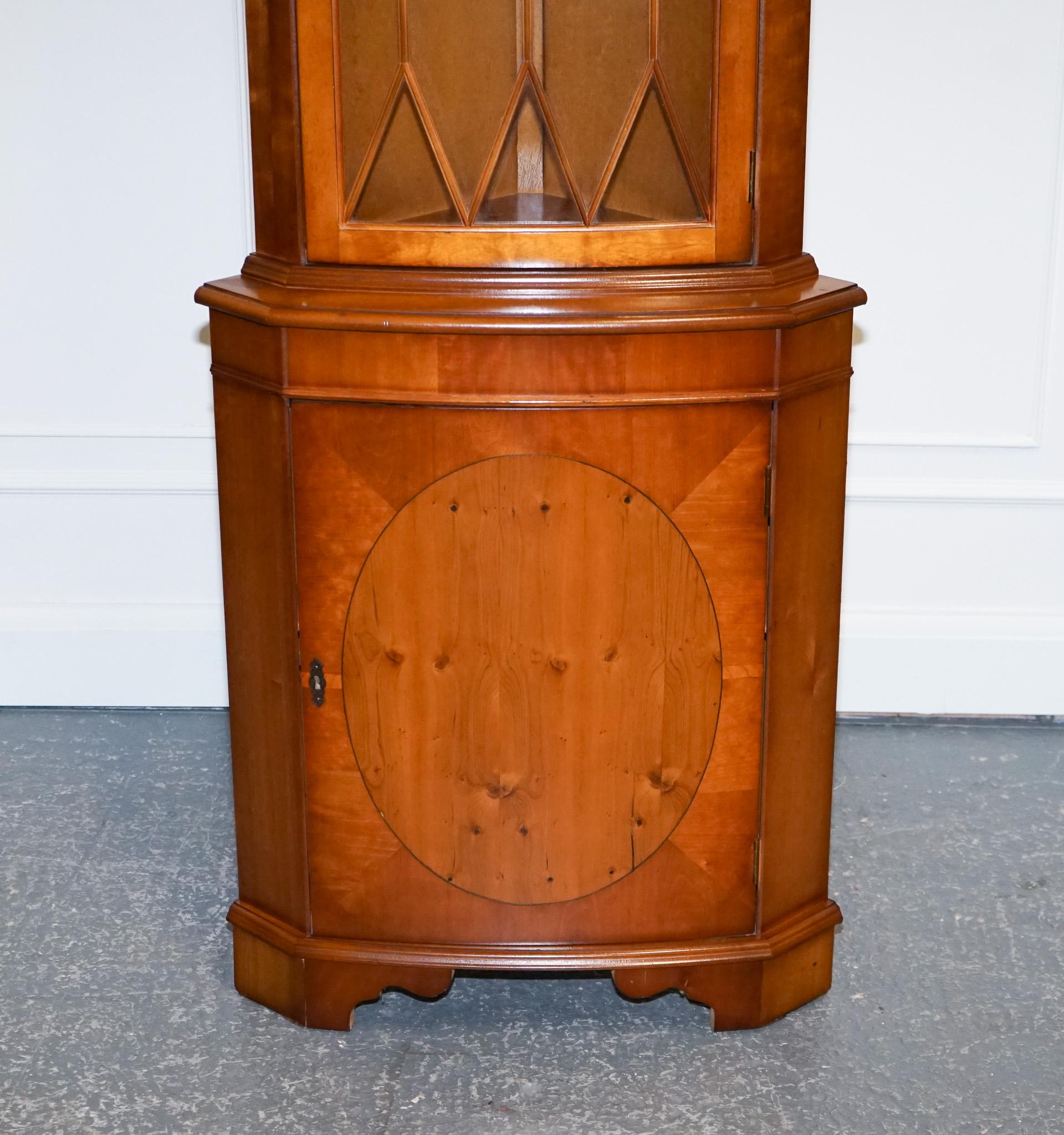 Britannique Vintage English Yew Wood Corner Cabinet Cupboard en vente
