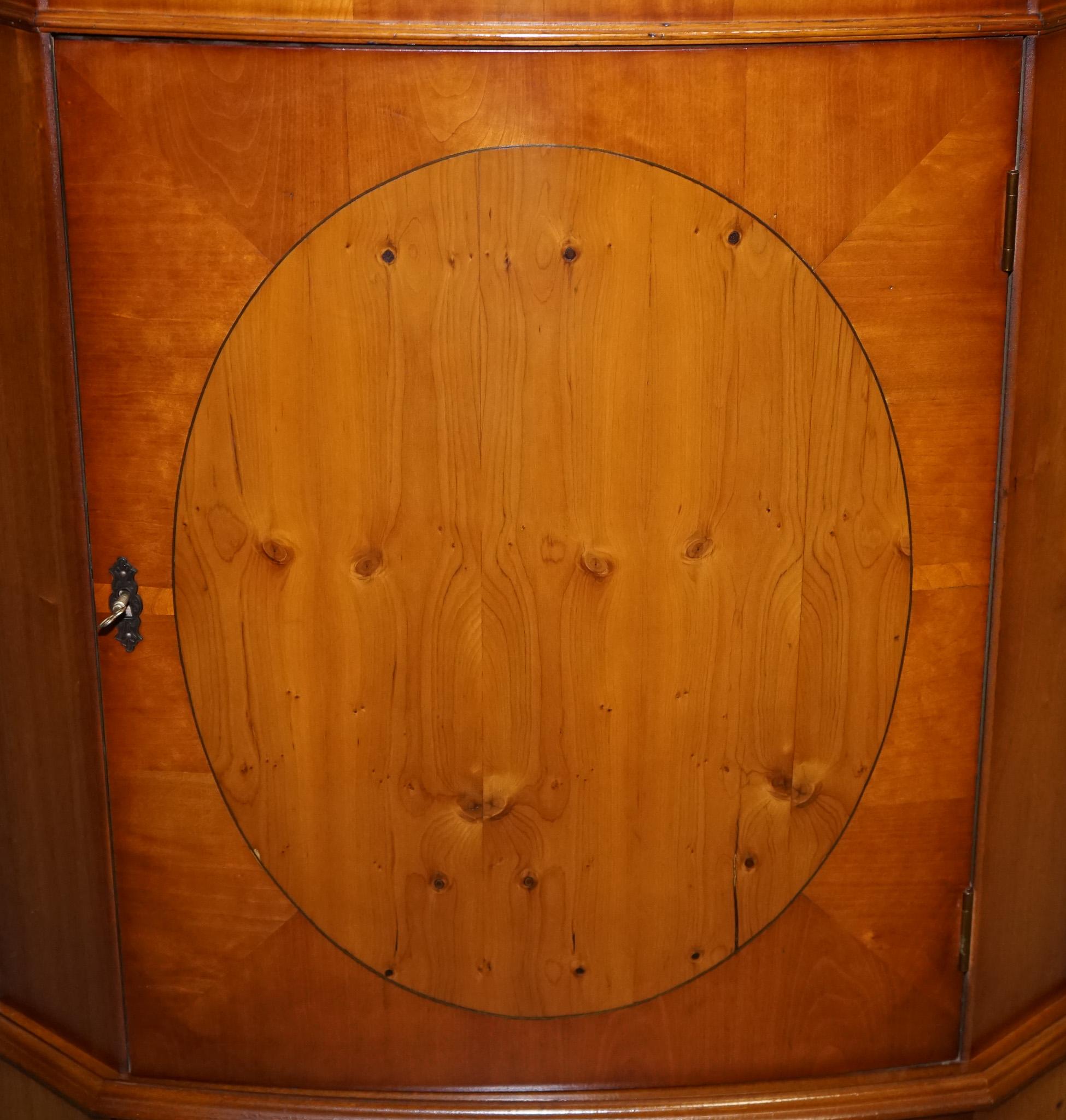 Fait main Vintage English Yew Wood Corner Cabinet Cupboard en vente