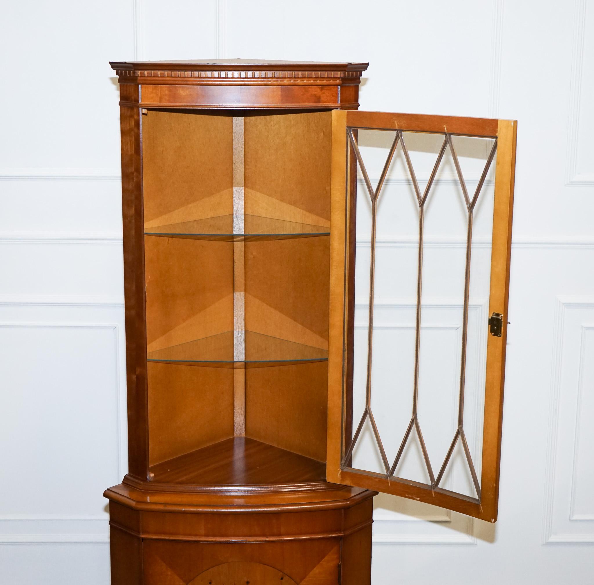 20ième siècle Vintage English Yew Wood Corner Cabinet Cupboard en vente