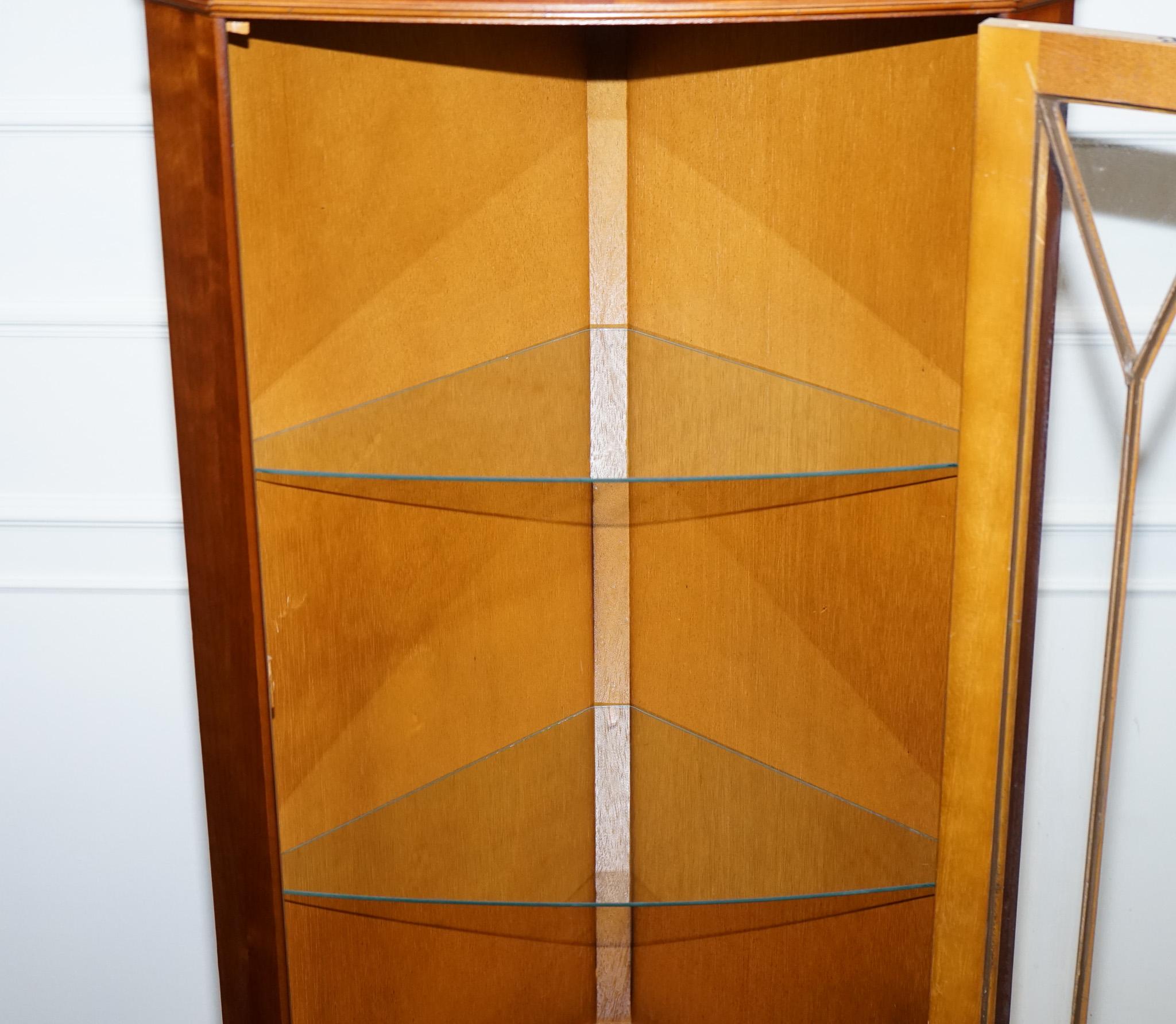 Verre Vintage English Yew Wood Corner Cabinet Cupboard en vente