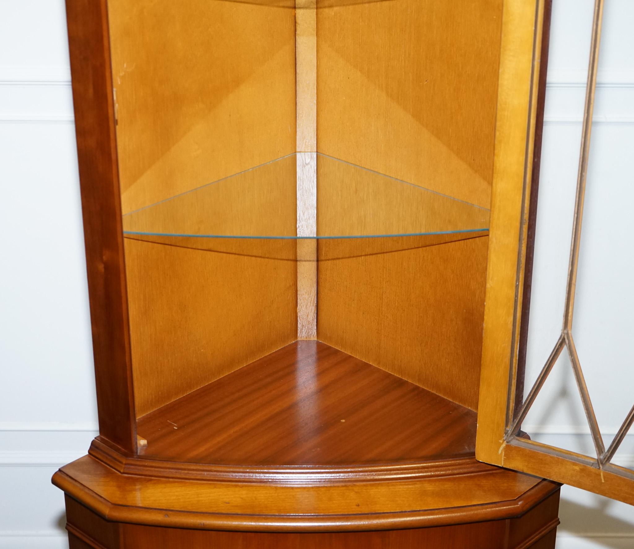 Vintage English Yew Wood Corner Cabinet Cupboard en vente 1