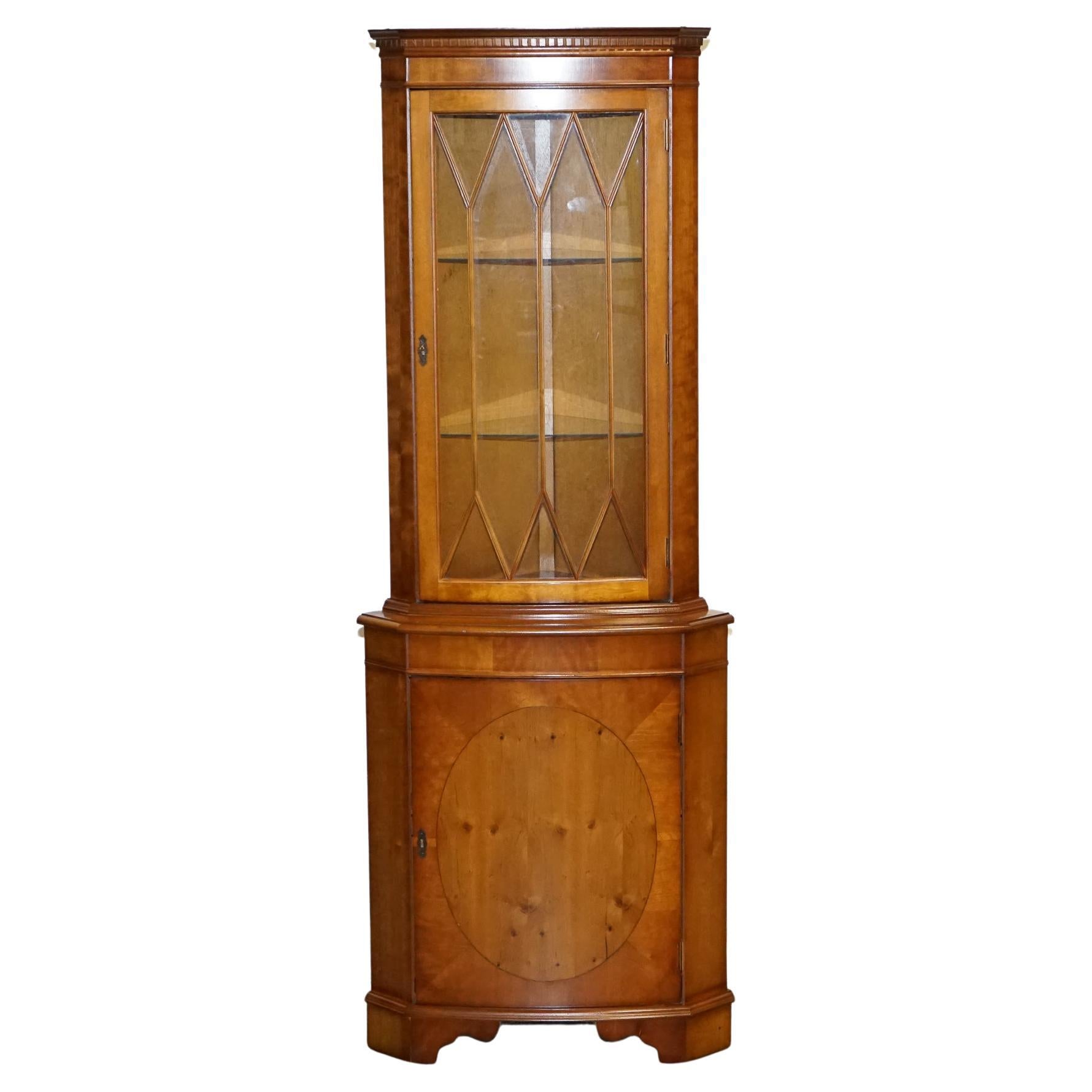 Vintage English Yew Wood Corner Cabinet Cupboard en vente