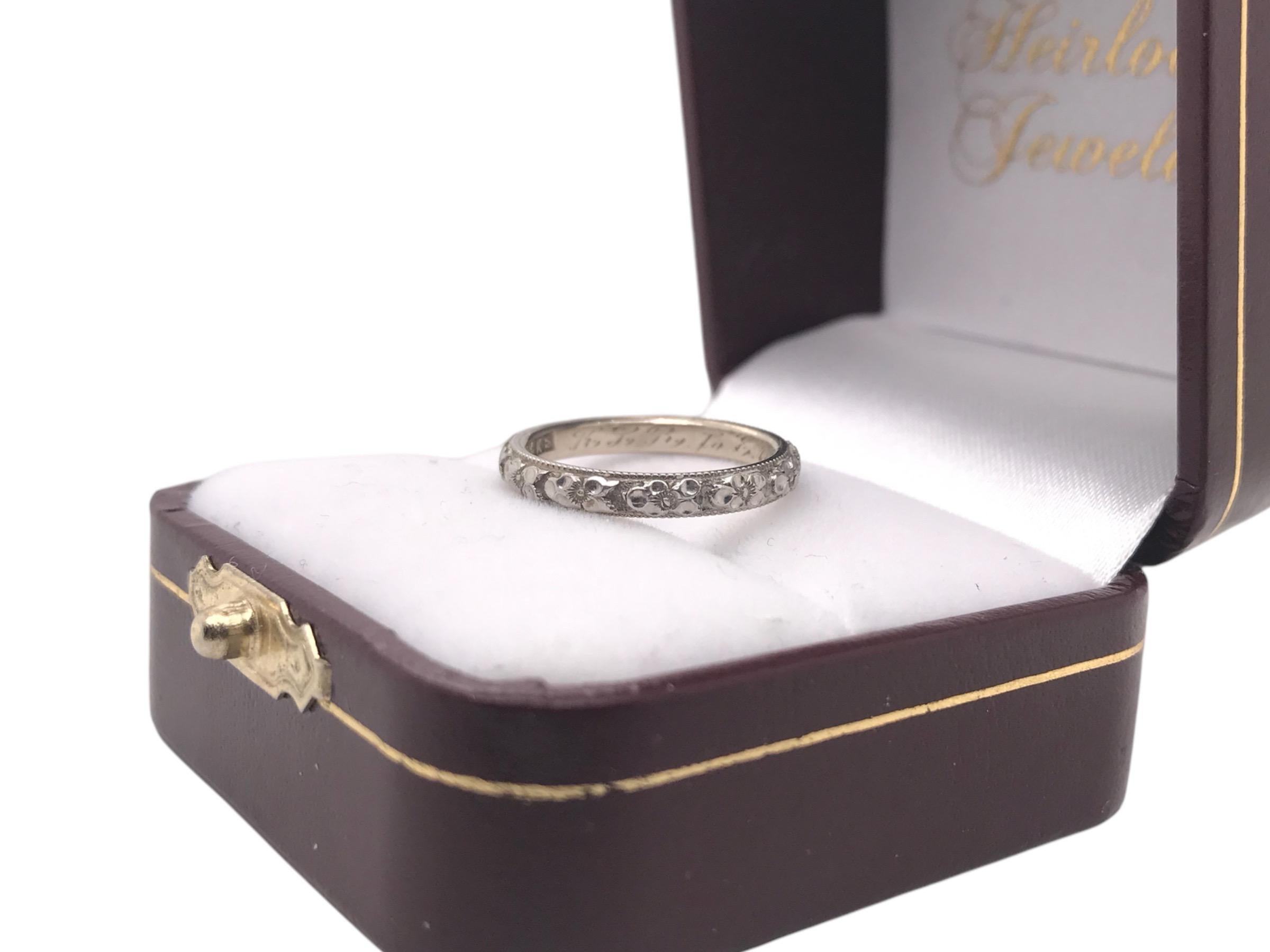 Alianza de boda de oro blanco de 14 quilates grabada vintage Tamaño 5,5 en venta 6