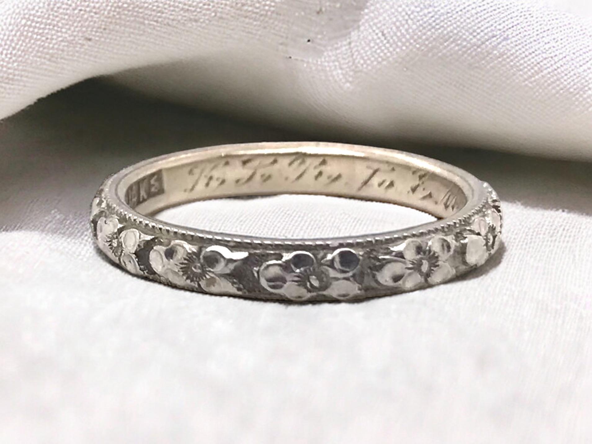 ¡Preciosa pieza de historia vintage!
Grabado en el interior: KLR a EAG

Detalles del anillo:
Material: Oro blanco de 14 quilates
Anchura de la caña: 2,8 mm 
Altura: 1.8 mm
Peso: 2,9 gramos
Tamaño del dedo: 5,5
Tallas disponibles 

Artículo: 768TMV1