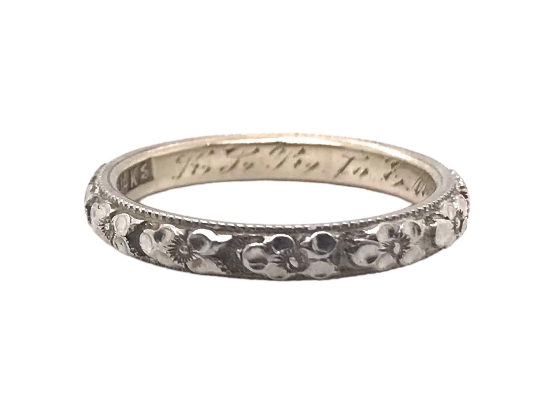 Vintage Engraved 14K White Gold Wedding Band Size 5.5 In Good Condition For Sale In Montgomery, AL