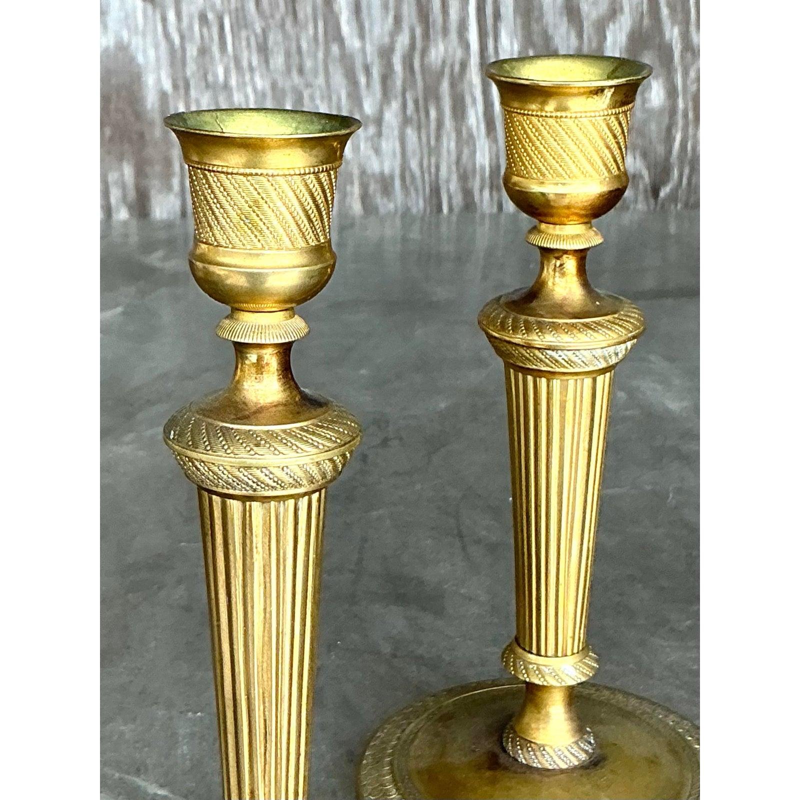 Hollywood Regency Candelieri d'ottone incisi d'epoca - una coppia in vendita