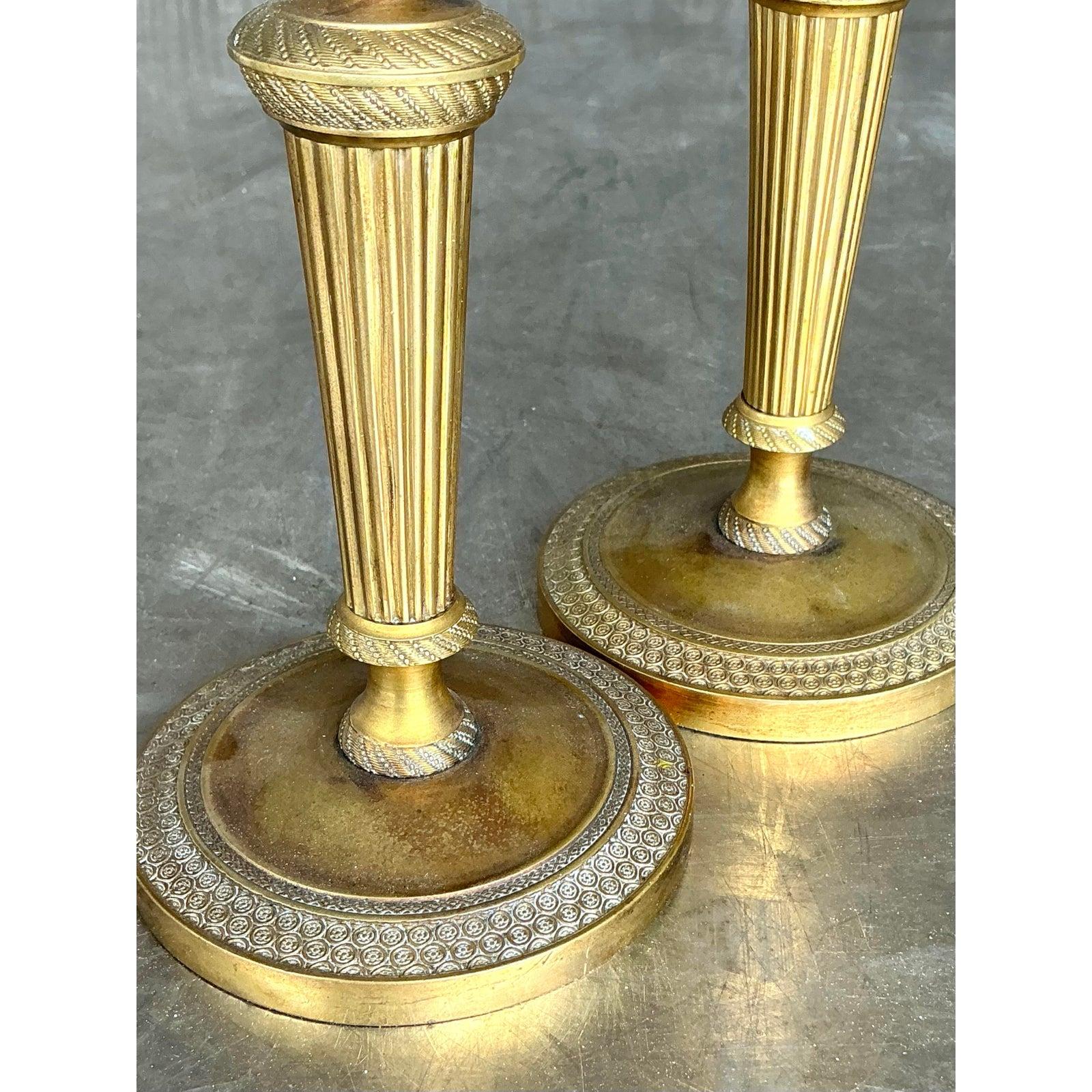 Candelieri d'ottone incisi d'epoca - una coppia in vendita 2