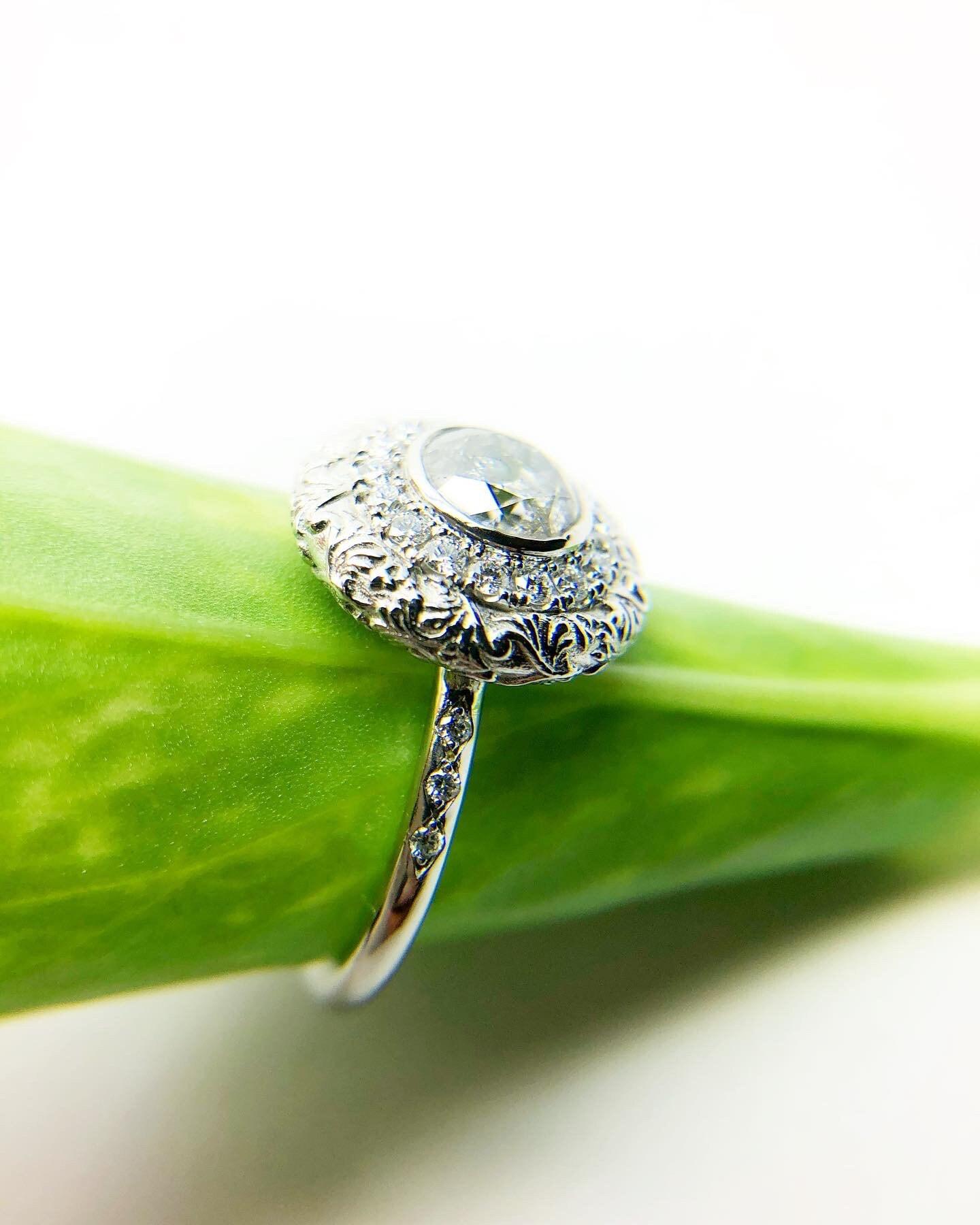 Handgefertigter Diamantring im Vintage-Stil aus Platin. Das Zentrum ist 1ct und ist eine interessante graue Diamant I Klarheit und G Farbe. Der Ring wirkt so ungewöhnlich und hat definitiv Retro-Charakter.

Zentrum: DIAMANT (100%