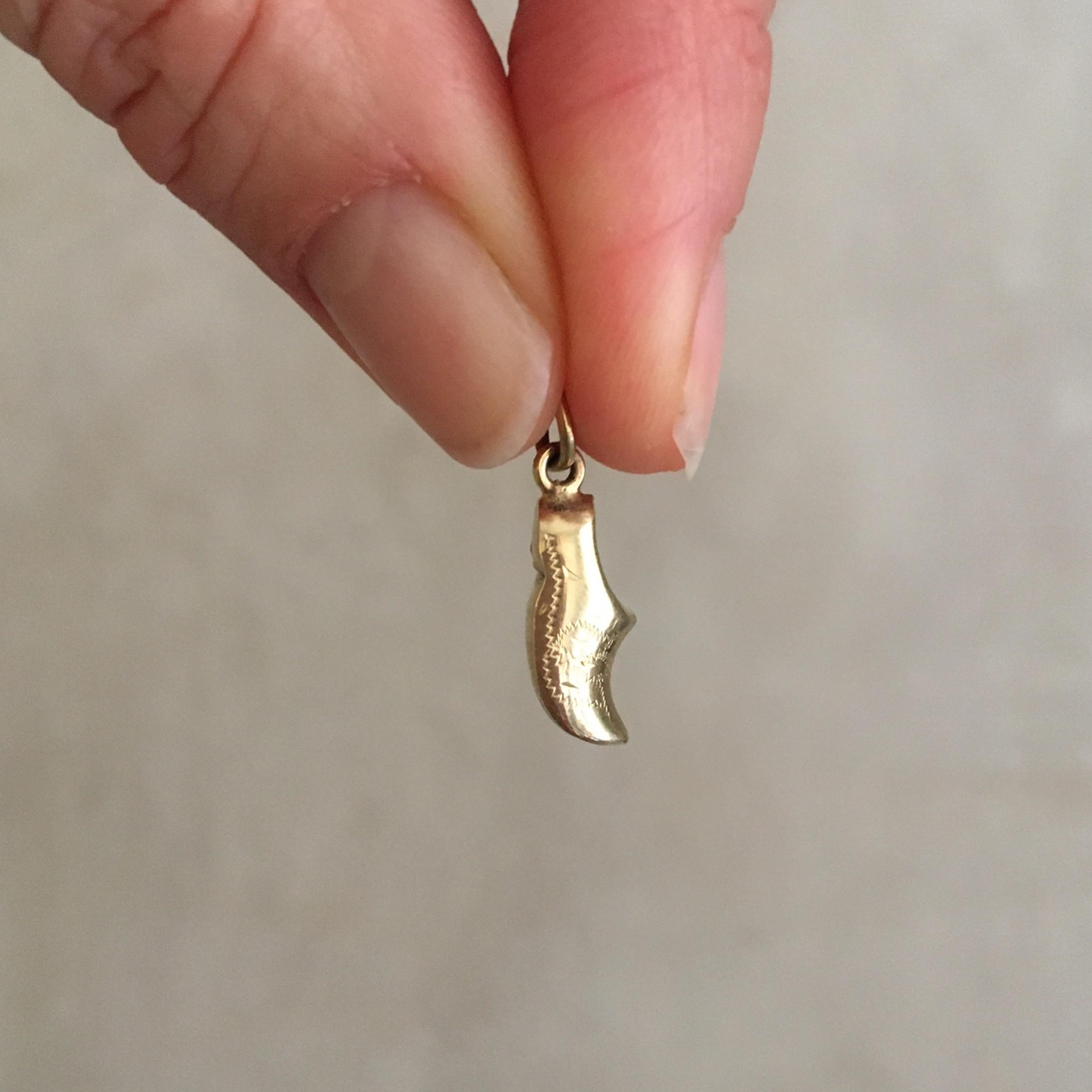 Un magnifique pendentif vintage tridimensionnel stylisé en forme de sabot de chaussure hollandaise en bois. Le sabot est fabriqué en or 14 carats et est joliment détaillé avec des gravures en zigzag. Les Pays-Bas sont le pays des tulipes, des