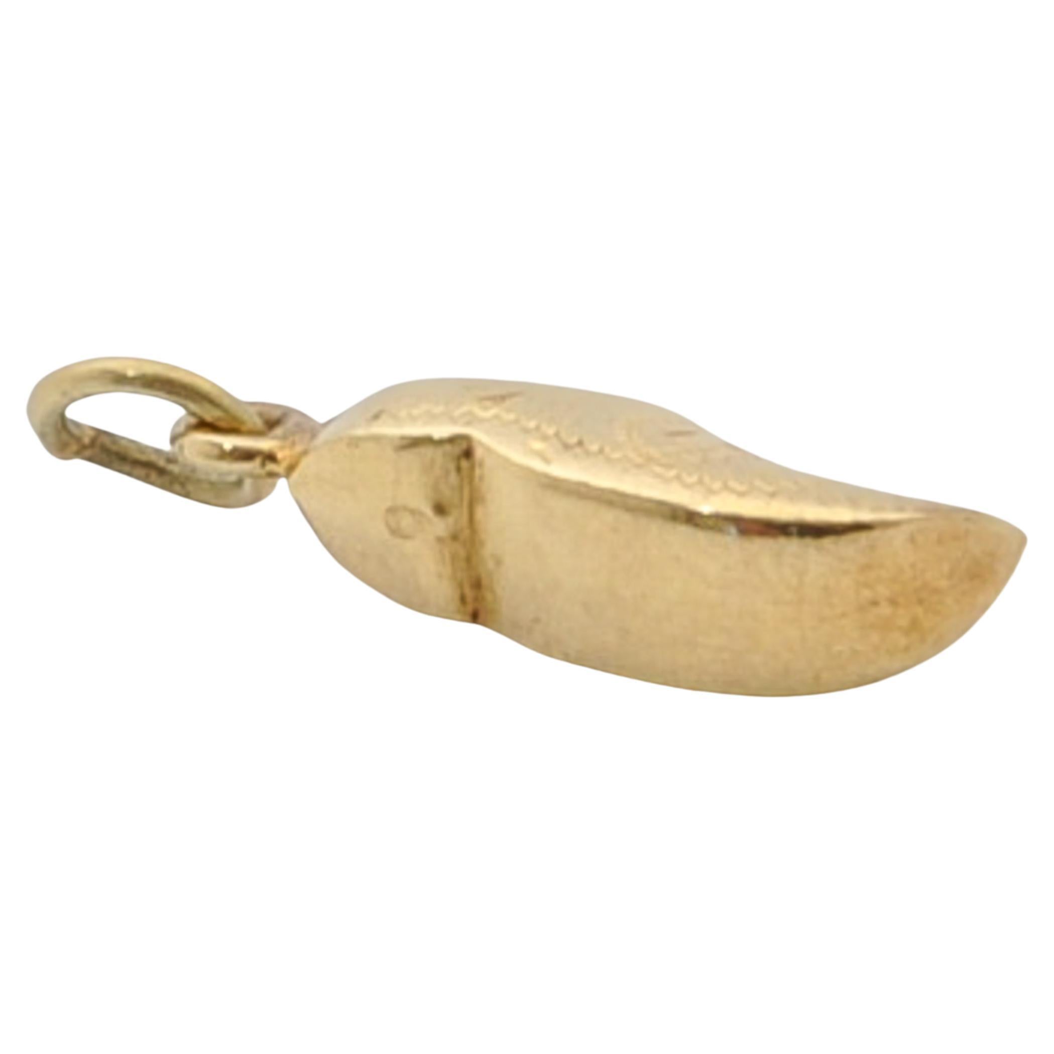 Vintage Engraved Dutch Clog 14 Karat Gold Charm Pendant In Good Condition In Rotterdam, NL