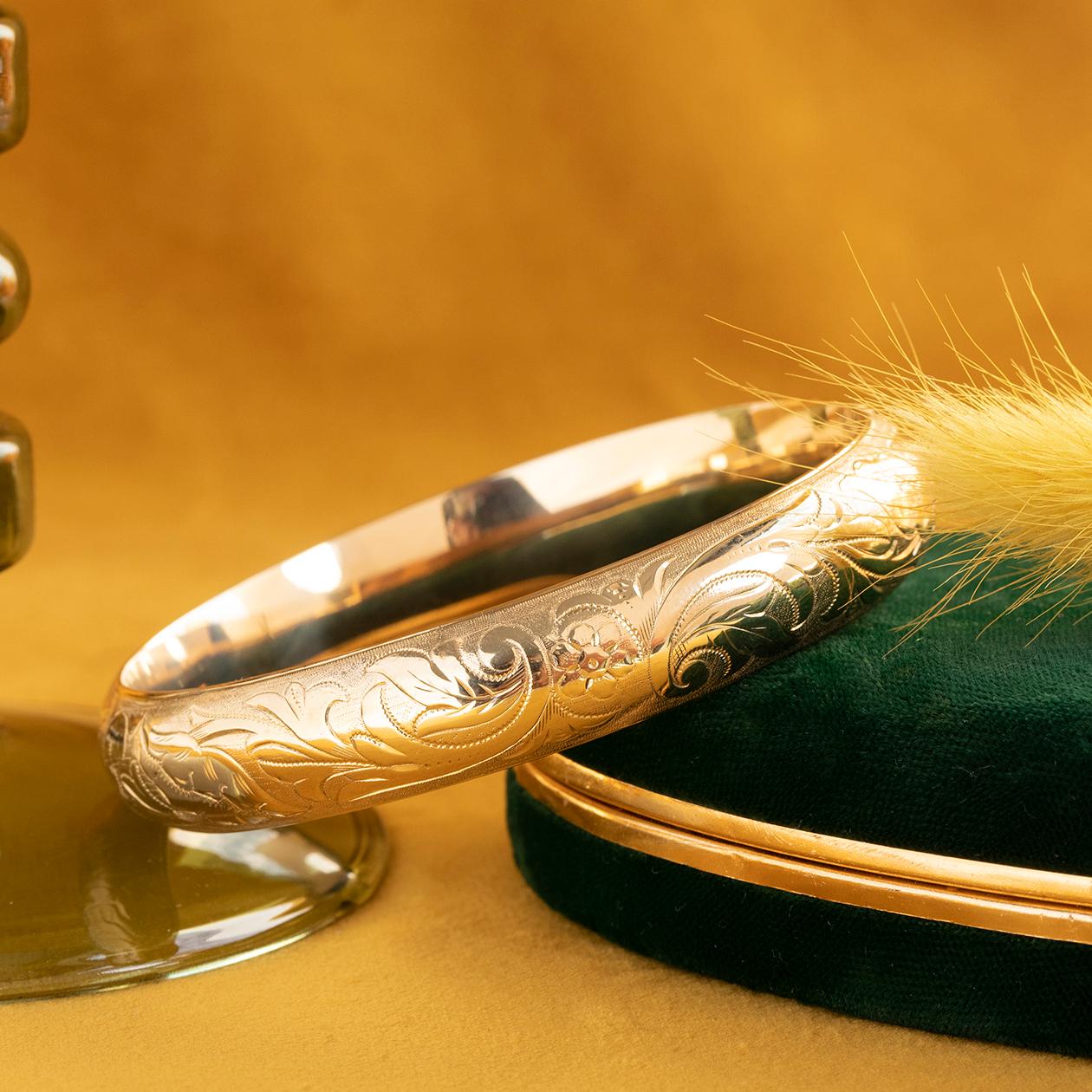 Vintage Armreif mit Blumengravur, 14K Gelbgold im Angebot 1