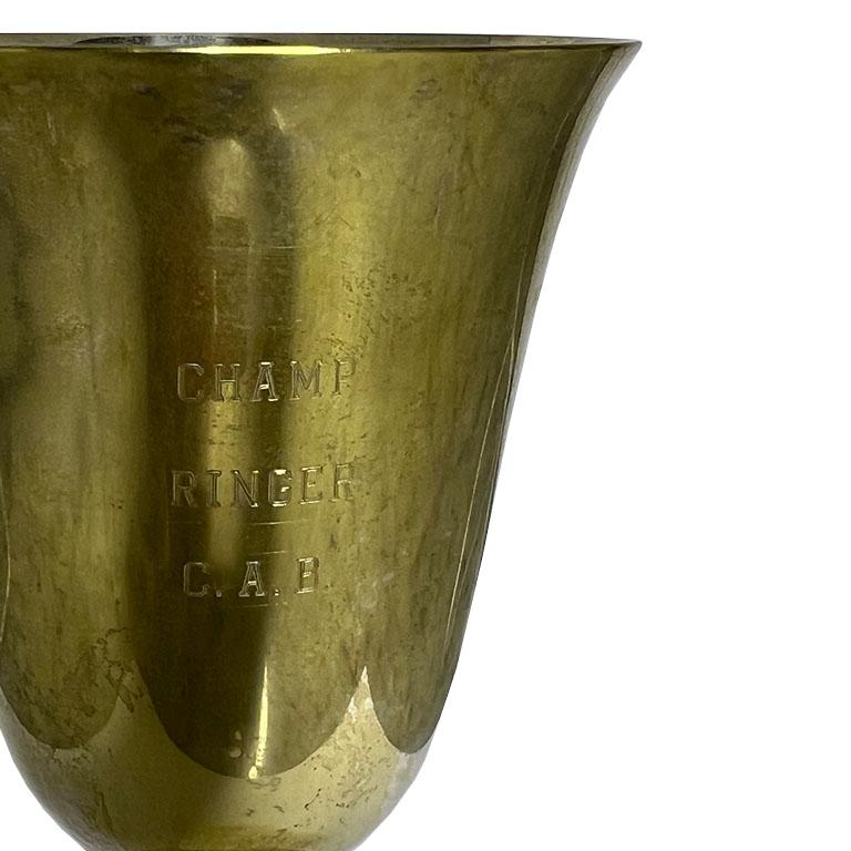 Vieille coupe de trophée ou gobelet à vin en métal gravé, début du 20e siècle Bon état - En vente à Oklahoma City, OK