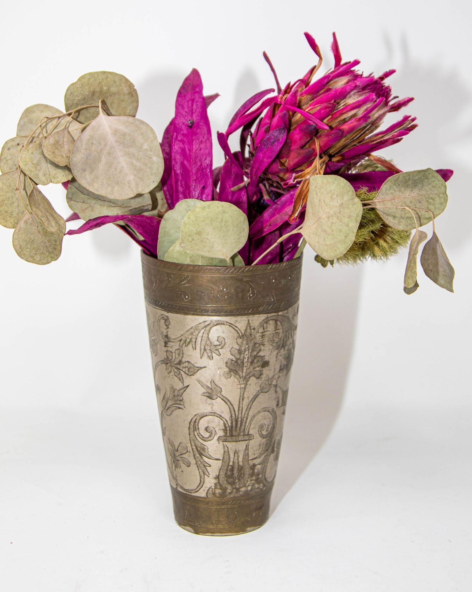 Vaso o Jarrón Antiguo de Metal Plateado Grabado de la India Década de 1940 en venta 4