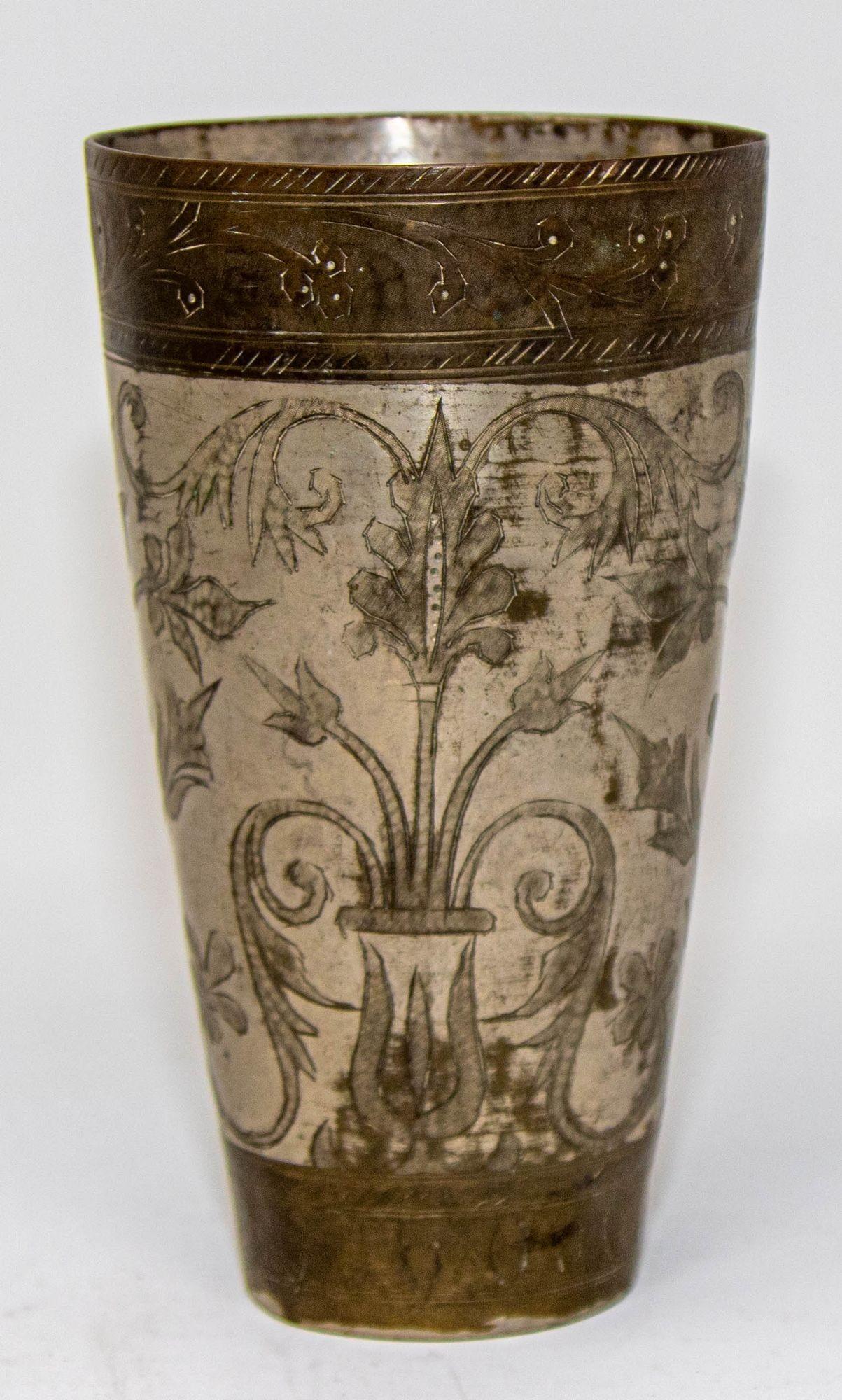 Vaso o Jarrón Antiguo de Metal Plateado Grabado de la India Década de 1940 Islámico en venta