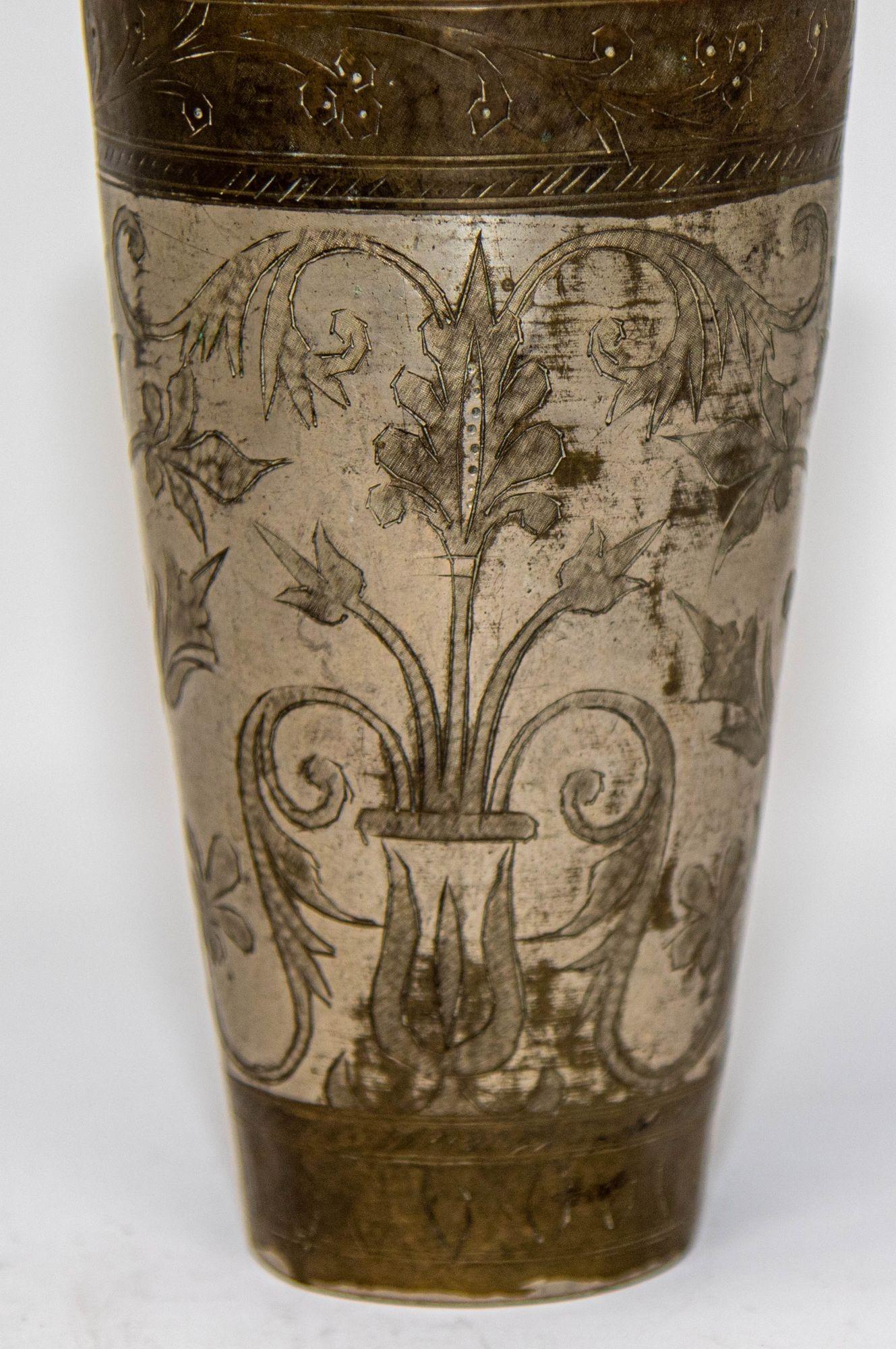Vaso o Jarrón Antiguo de Metal Plateado Grabado de la India Década de 1940 Indio en venta