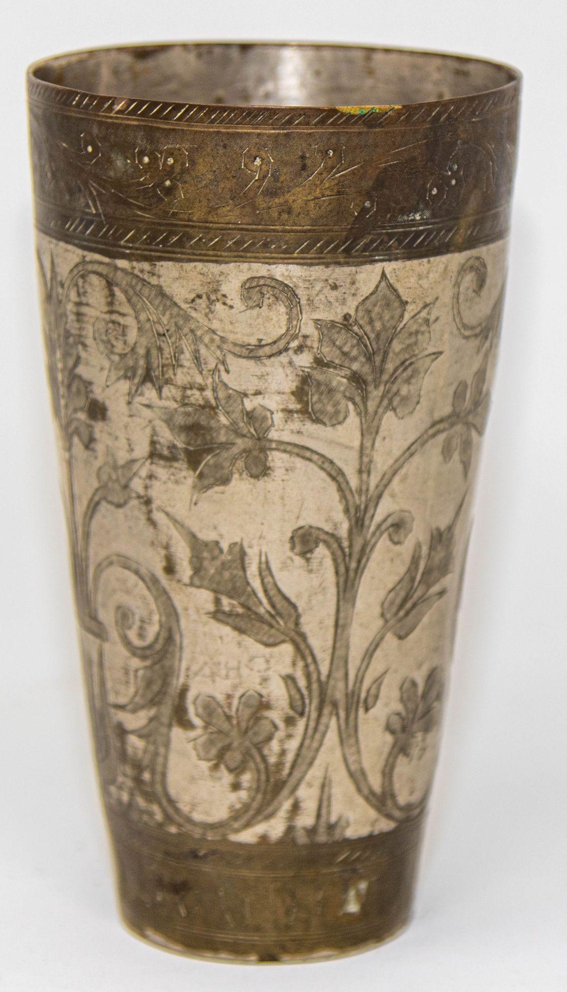 Vaso o Jarrón Antiguo de Metal Plateado Grabado de la India Década de 1940 Tallado a mano en venta