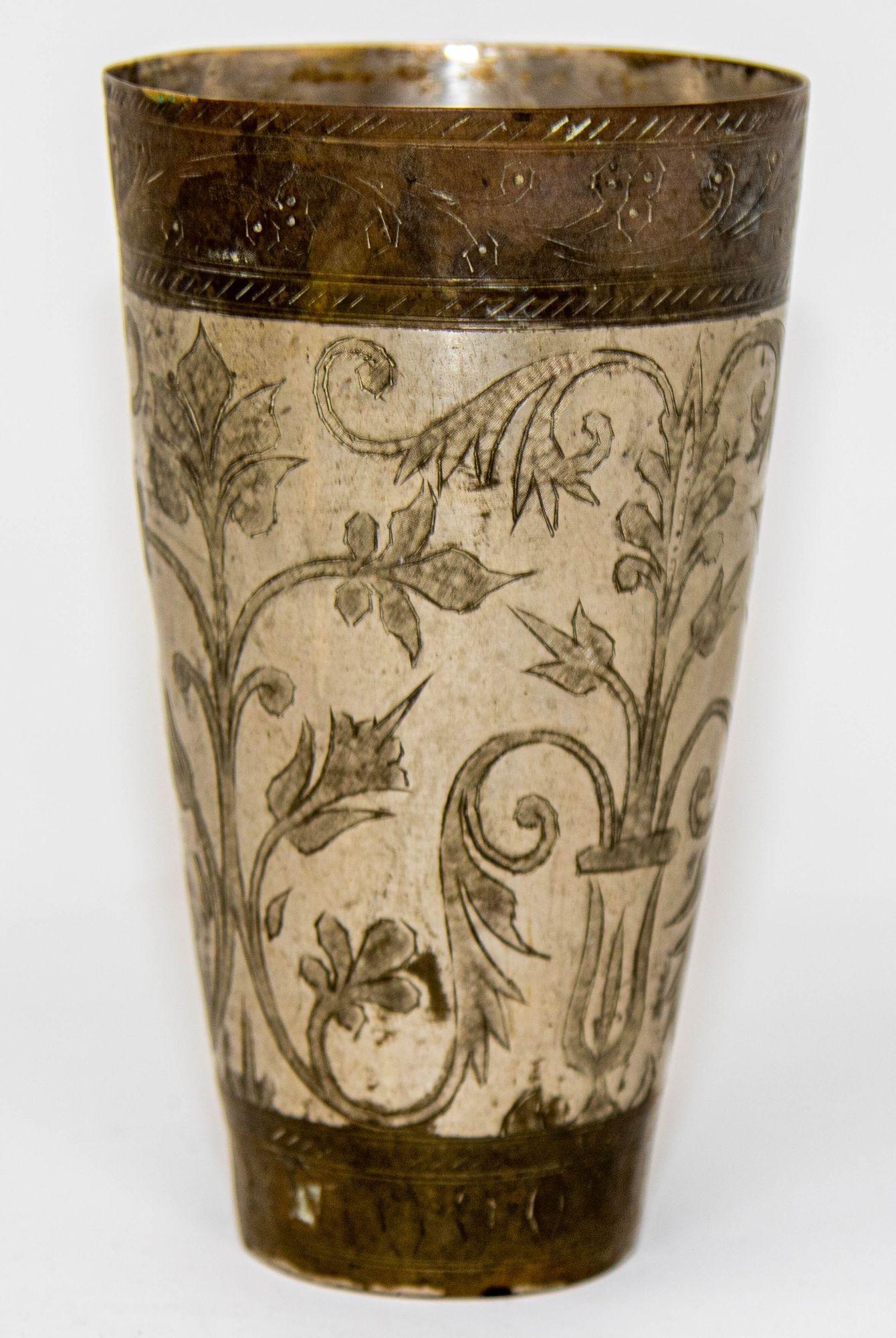 Vaso o Jarrón Antiguo de Metal Plateado Grabado de la India Década de 1940 en Bueno estado para la venta en North Hollywood, CA
