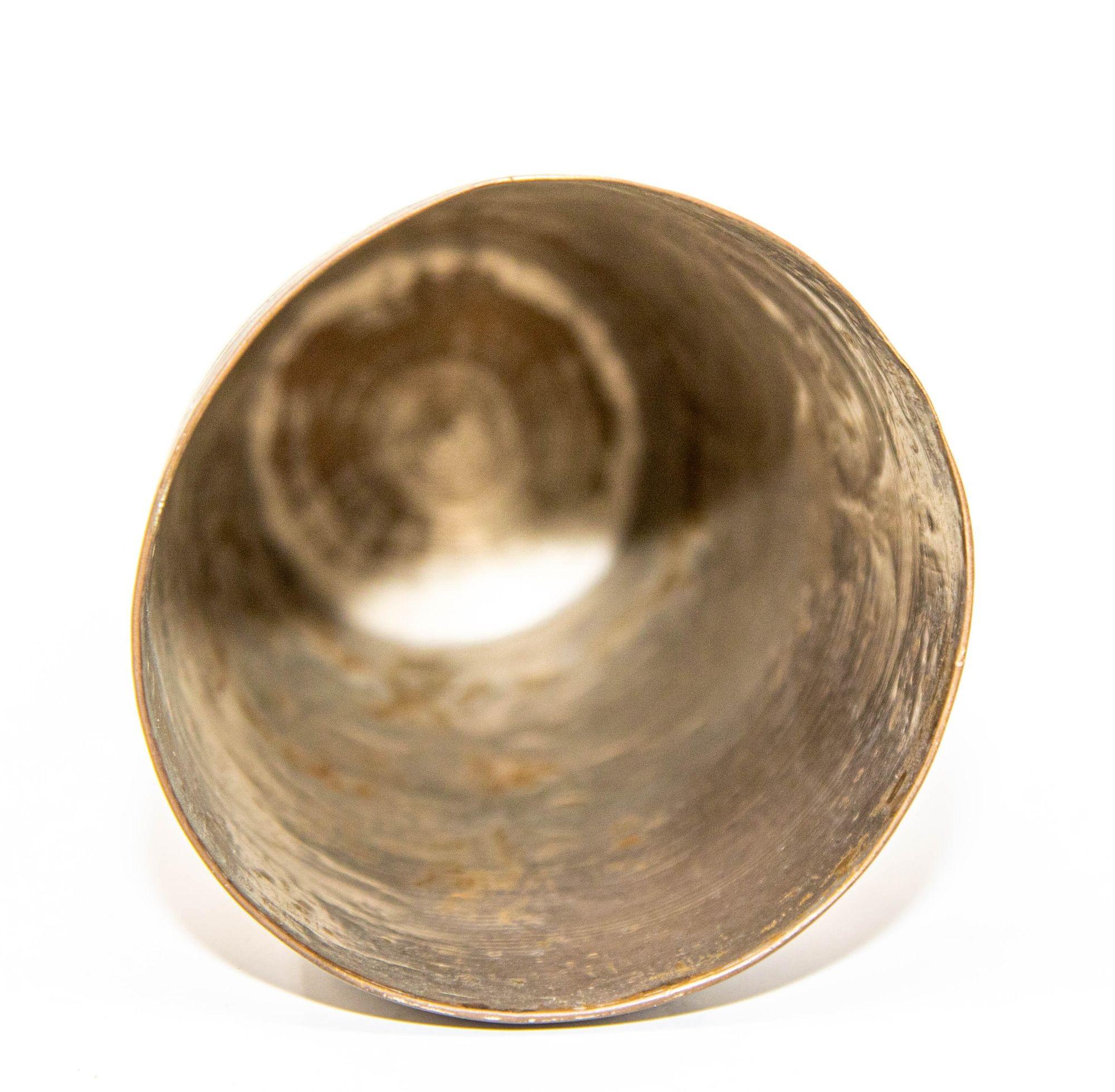 Vaso o Jarrón Antiguo de Metal Plateado Grabado de la India Década de 1940 en venta 1