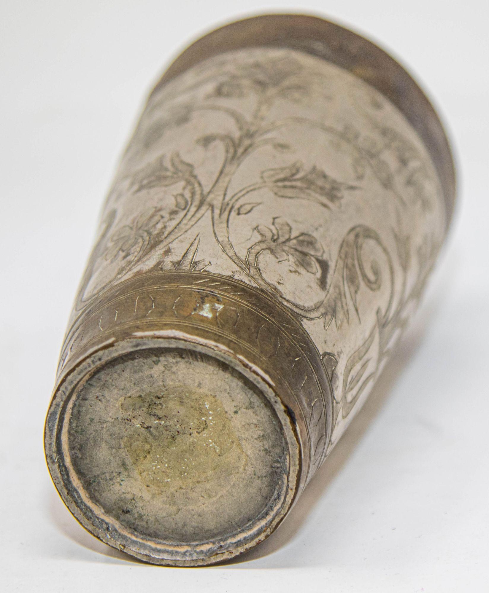 Vaso o Jarrón Antiguo de Metal Plateado Grabado de la India Década de 1940 en venta 2