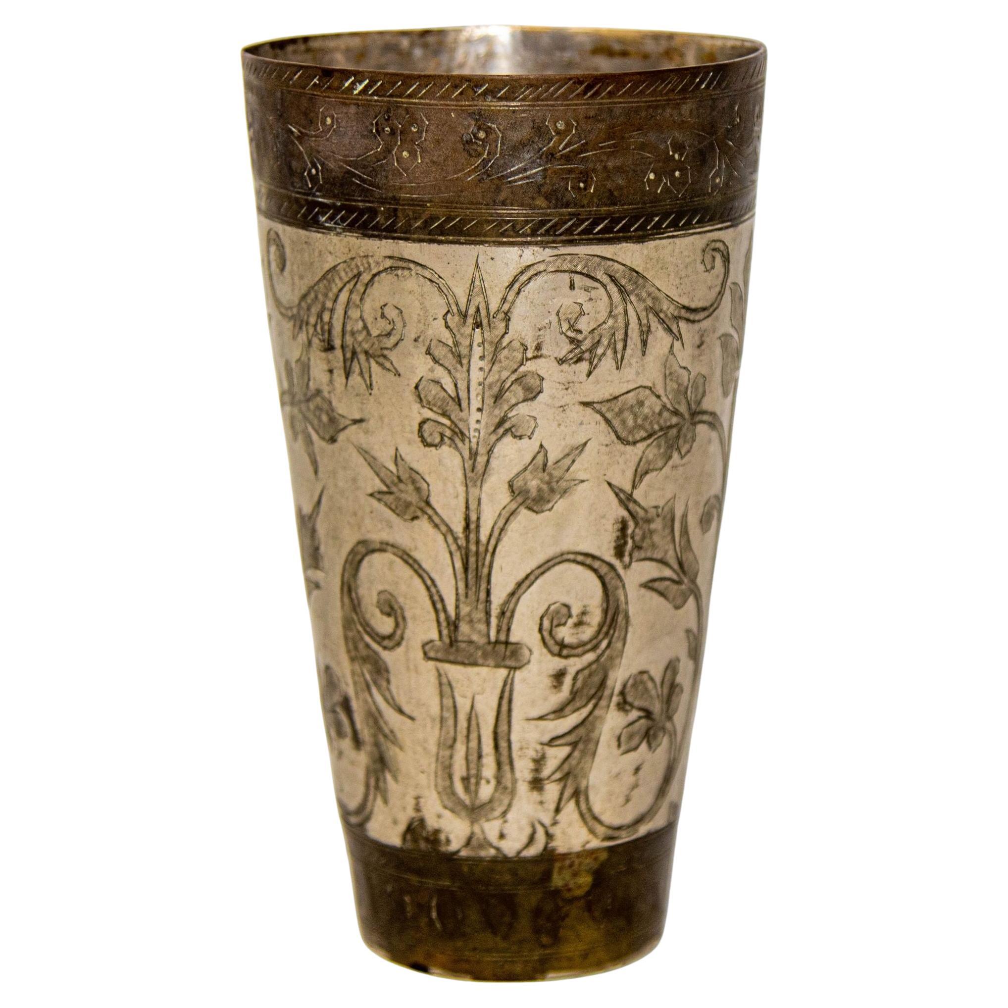 Vaso o Jarrón Antiguo de Metal Plateado Grabado de la India Década de 1940