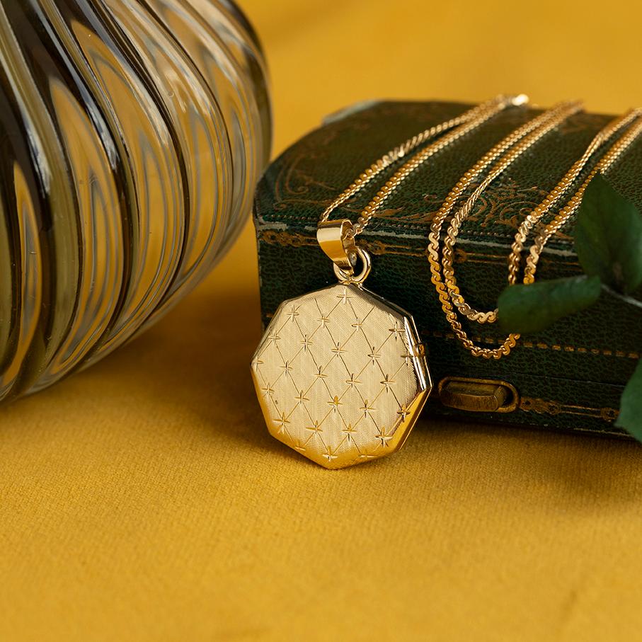 Vintage Engraved Octagonal 14 Karat Yellow Gold Locket, Star Jewelry For Sale 2