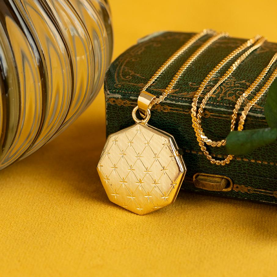 Vintage Engraved Octagonal 14 Karat Yellow Gold Locket, Star Jewelry For Sale 3