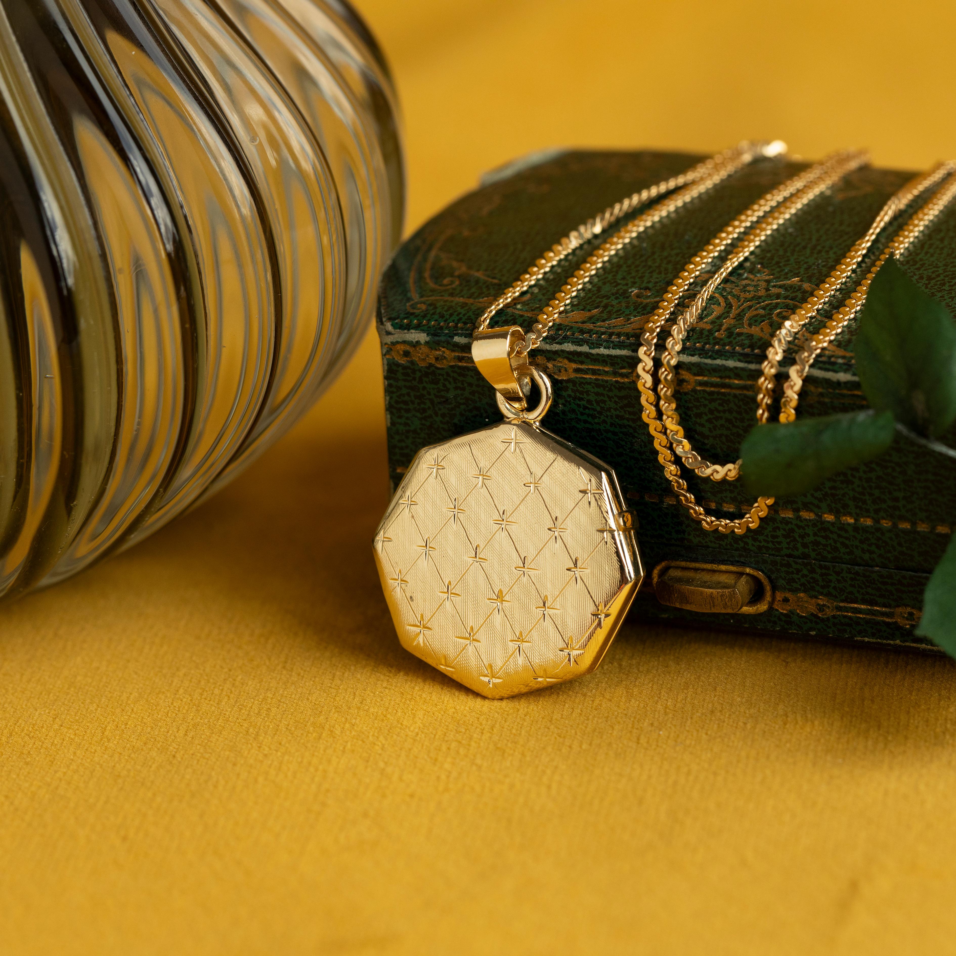 Vintage Engraved Octagonal 14 Karat Yellow Gold Locket, Star Jewelry For Sale 4