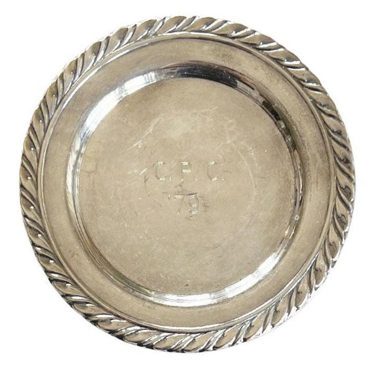 Classico americano Piatti o vassoi da trofeo incisi in argento Oneida d'epoca - 1979 Una coppia in vendita