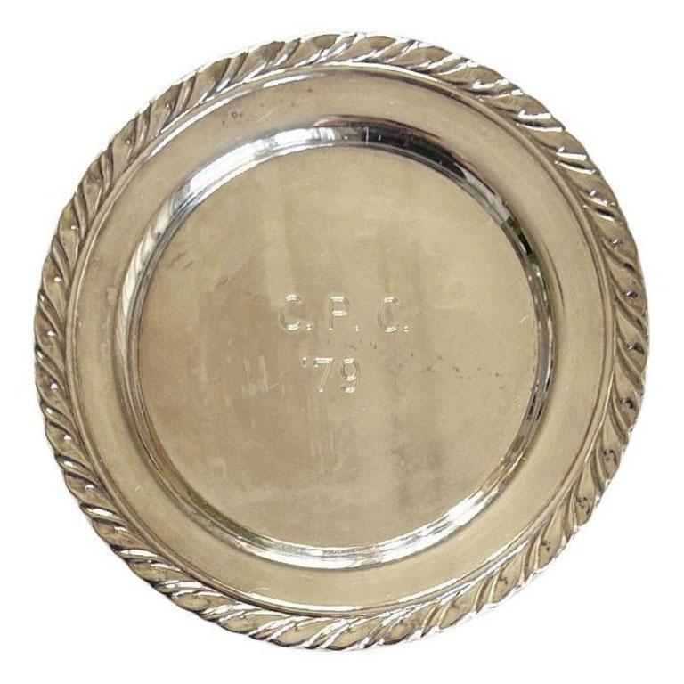 Américain Paire de trophées ou plateaux vintage gravés Oneida en métal argenté - 1979 en vente