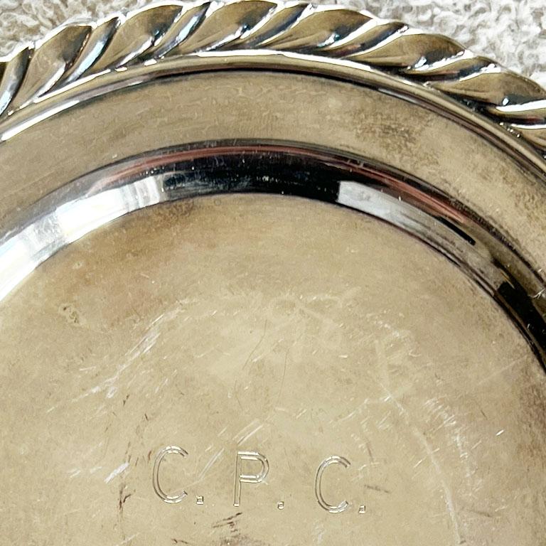 Fin du 20e siècle Paire de trophées ou plateaux vintage gravés Oneida en métal argenté - 1979 en vente