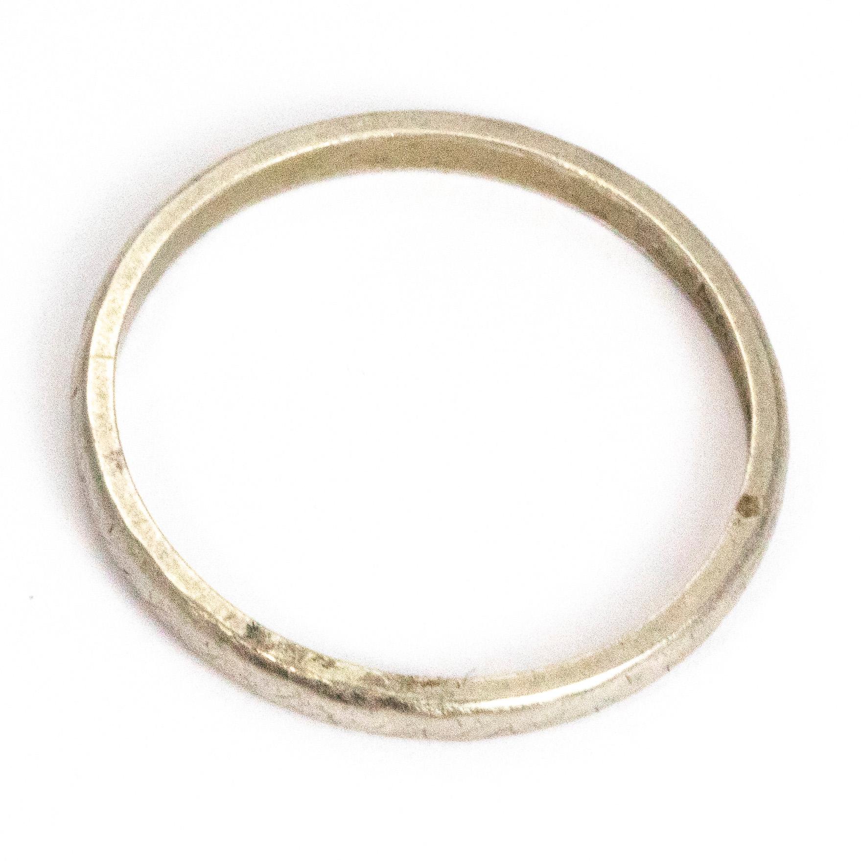 Die Gravur auf diesem Band zeigt ein Blumen- und Blattmotiv. Es ist ein sehr feines Detail und ziemlich subtil. Der Ring ist aus Platin gefertigt und eignet sich perfekt als Einzelring oder als stilvoller Ehering.

Ring Größe: L oder 5 3/4
Breite