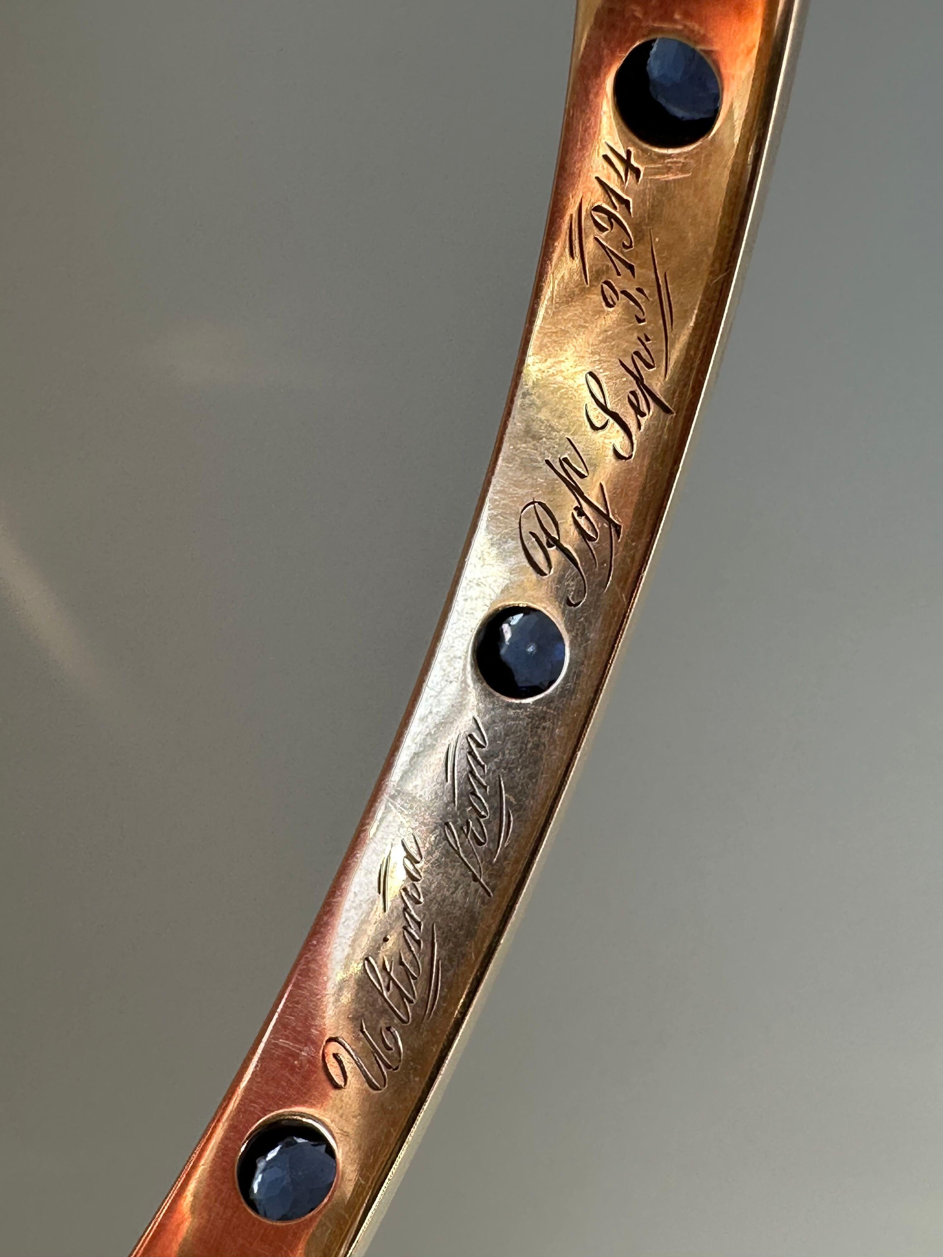 Dieser edwardianische Sloan and Company Saphir-Armreif ist zart und schön und trägt die Inschrift 