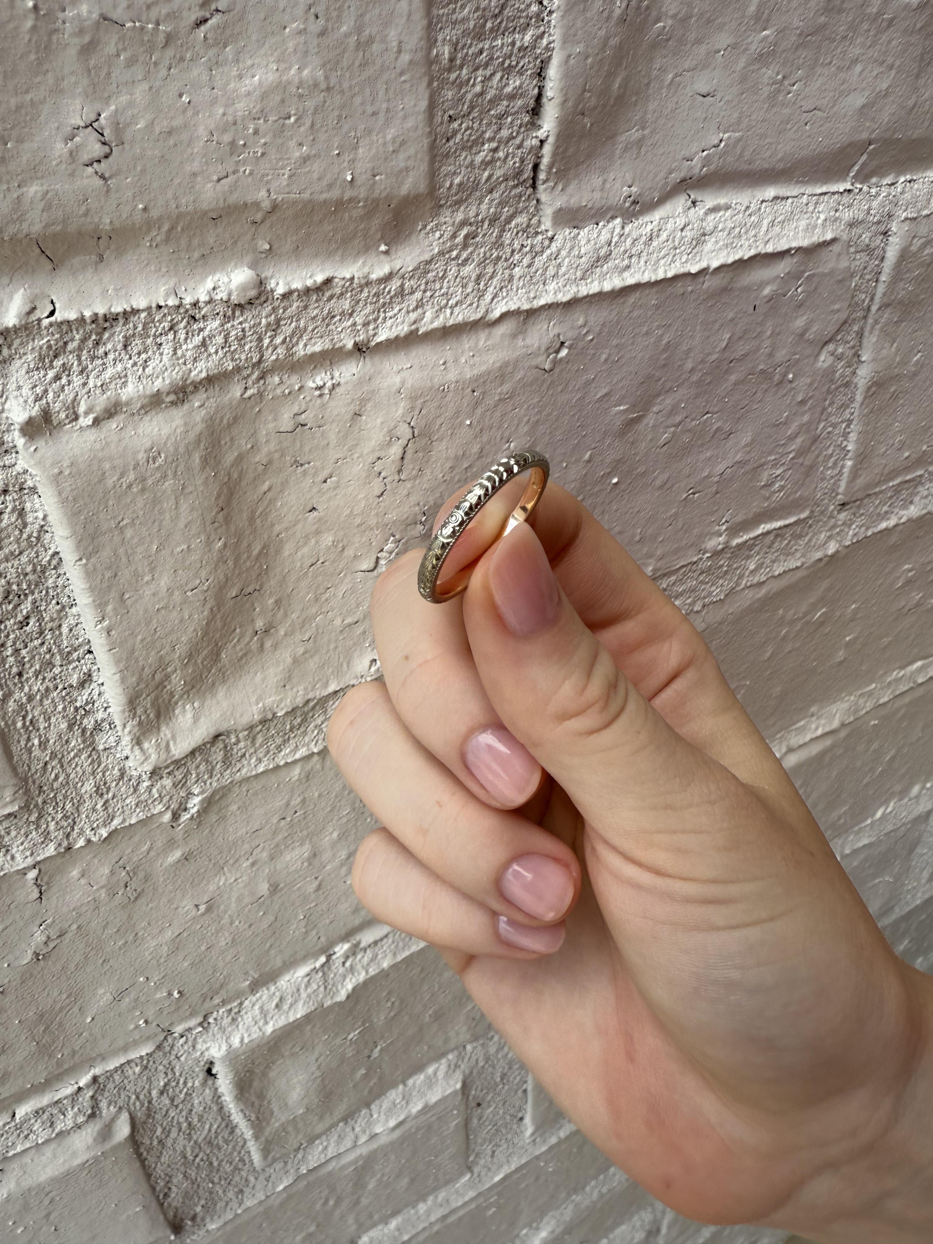 Wir lieben diese gravierten Eheringe im Vintage-Stil!

Band-Details
MATERIAL: 14K Weiß- und Gelbgold
Breite des Bandes: 2,2 mm
Bandhöhe: 1,5 mm
Gewicht: 2.4 Gramm
Fingergröße: 9
Größenordnung auf Anfrage

Artikel: 768TMV8-ALT