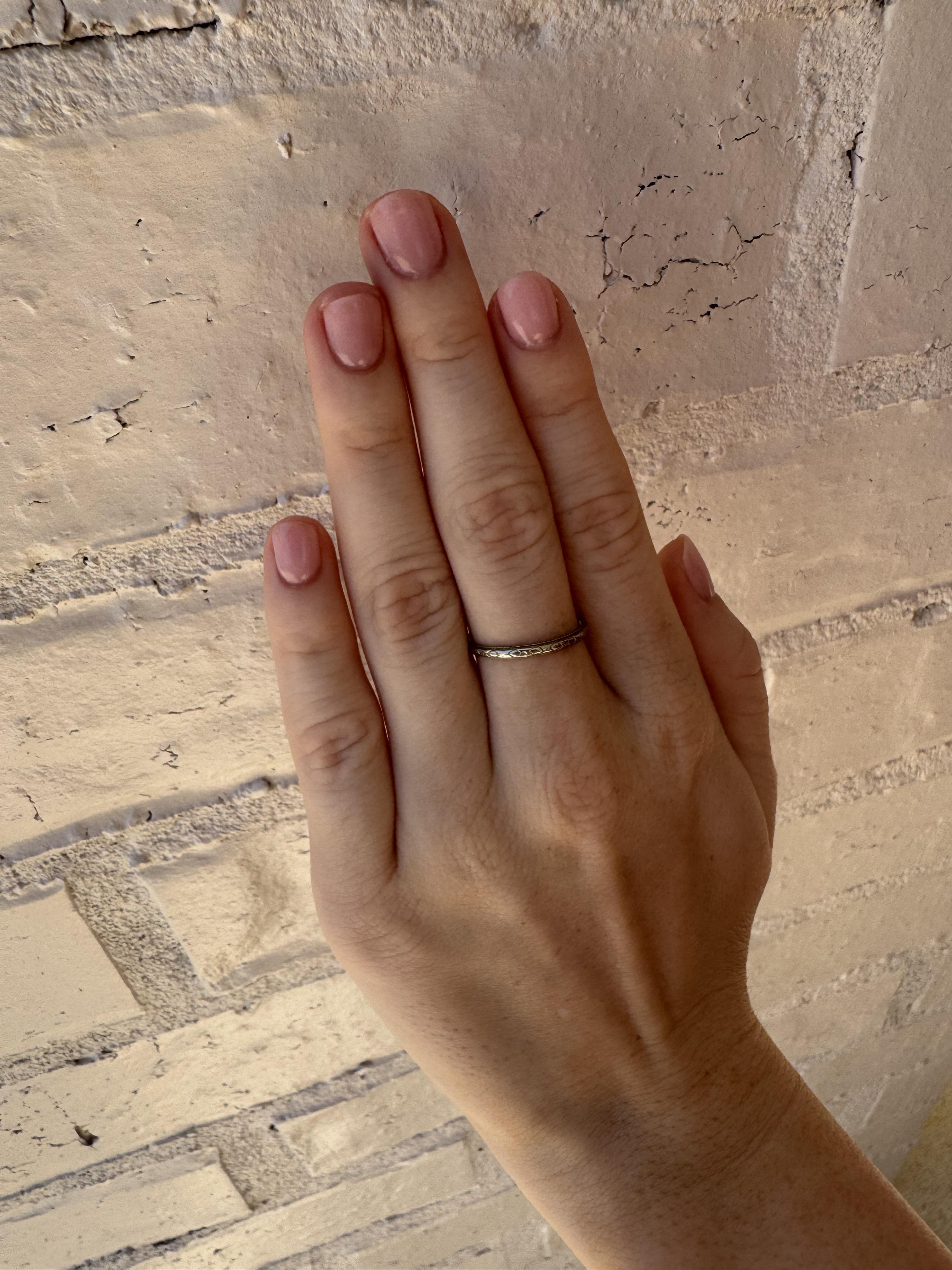 Ein wunderschönes Stück Vintage-Geschichte!

Ring Details:
MATERIAL: 18K Weißgold
Schaftbreite: 2mm
Höhe: 1mm
Gewicht: 1,3 Gramm
Fingergröße: 7
Verfügbare Größenoptionen

Artikel: 768TMV8-AL0