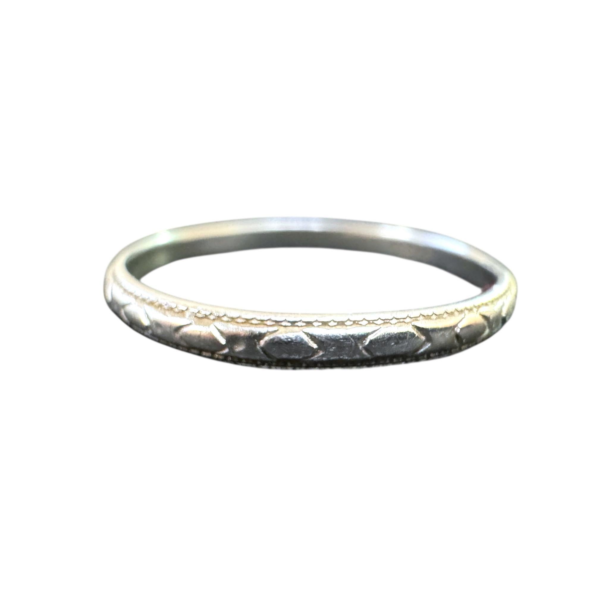 Vintage gravierter Ehering 18K Weißgold Größe 7 im Angebot 2