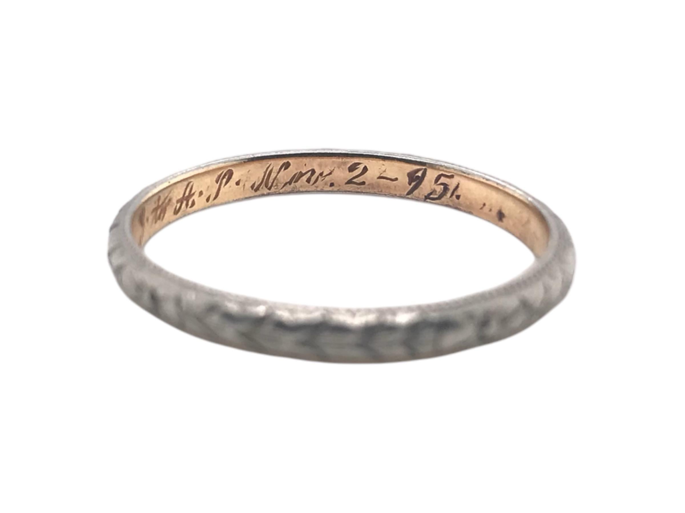 Vintage Engraved Wedding Band Platinum & 18K Yellow Gold Size 8 In Good Condition For Sale In Montgomery, AL