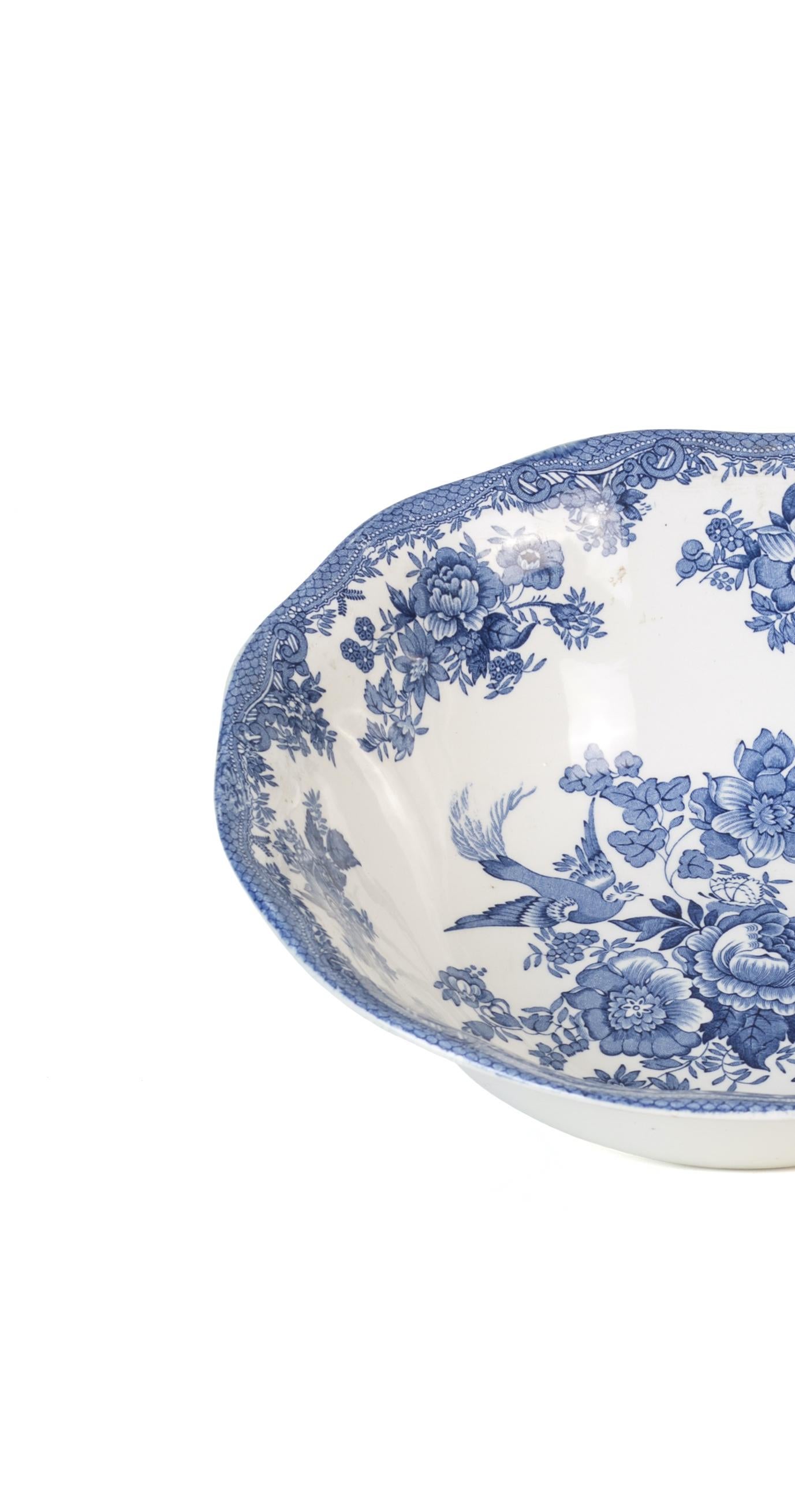 Vintage Enoch Wedgwood bowl is an elegant porcelain decorative object, realized during the 20th century and realized by Wedgwood and Co.

This very elegant salad bowl is decorated with the typical garnish of the manufacture Wedgwood, blue and