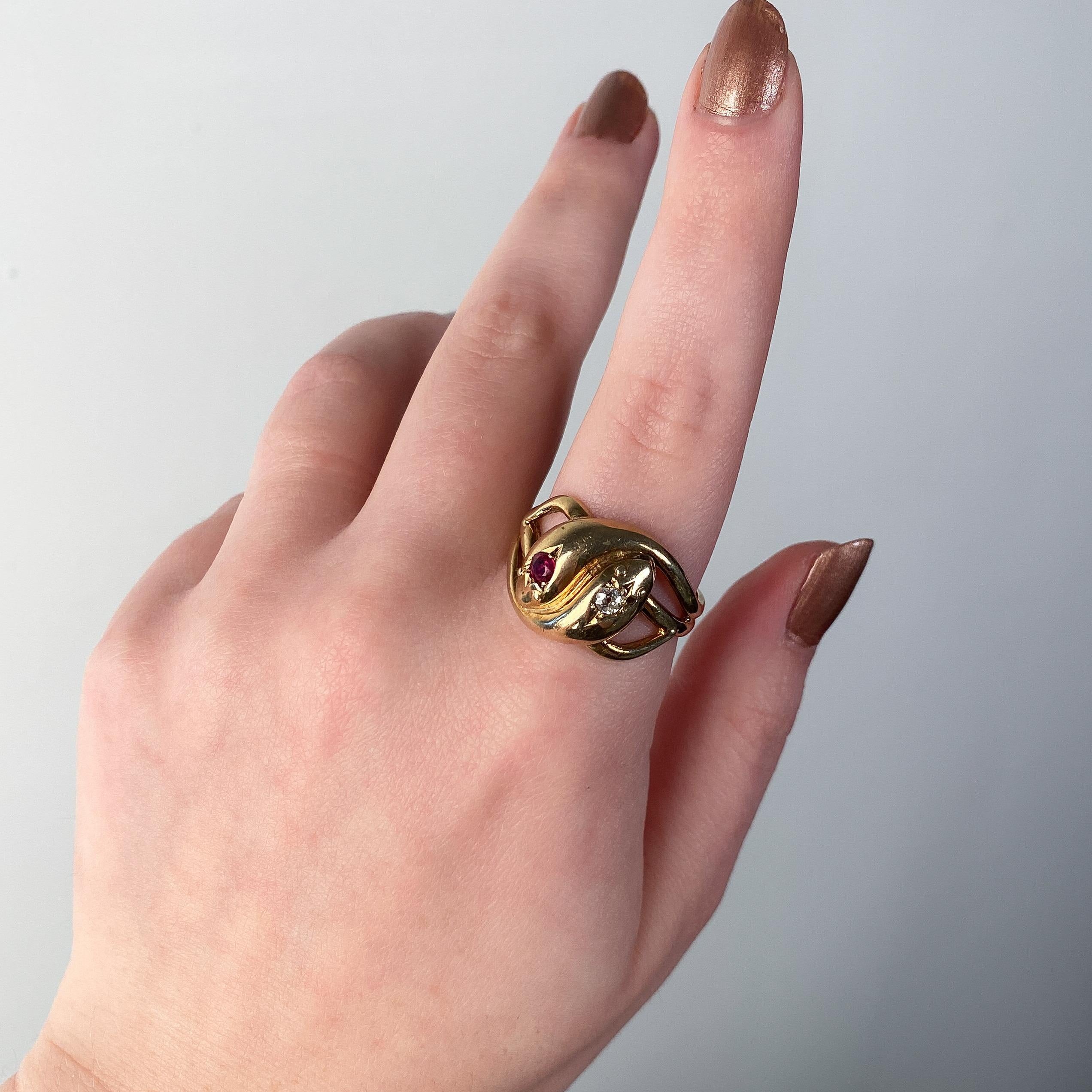 Vintage Entwined Snake Ring of 9ct Gold In Good Condition For Sale In Lewisburg, PA