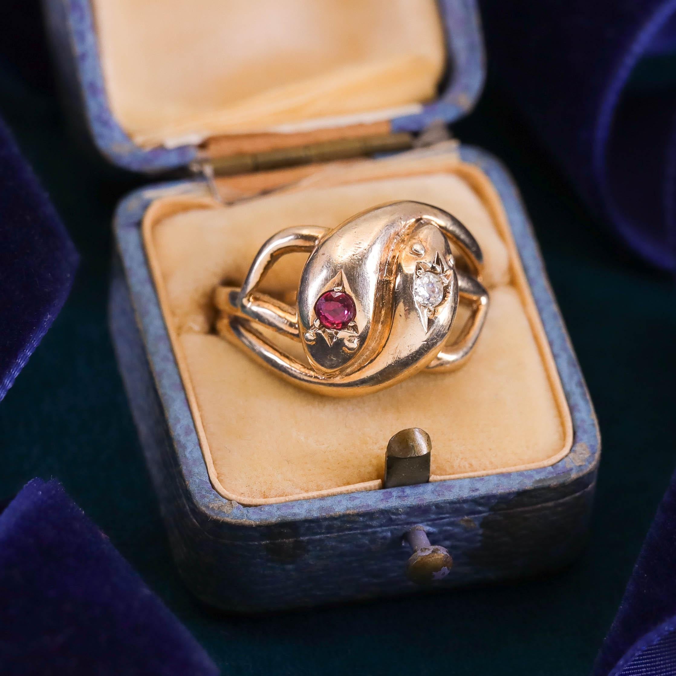 Women's or Men's Vintage Entwined Snake Ring of 9ct Gold For Sale