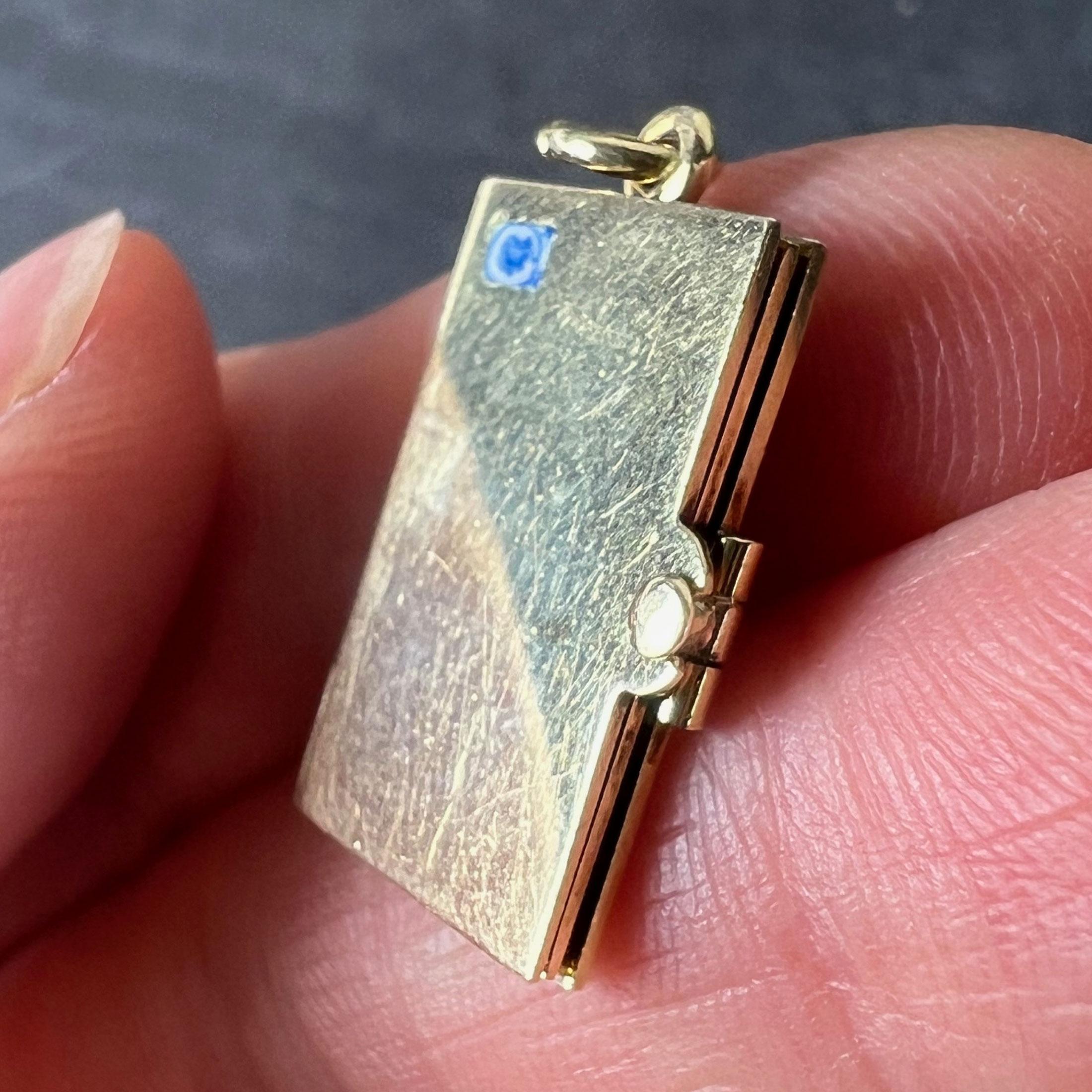 Vintage Envelope and Letter 14K Yellow Gold Enamel Stamp Charm Pendant en venta 8