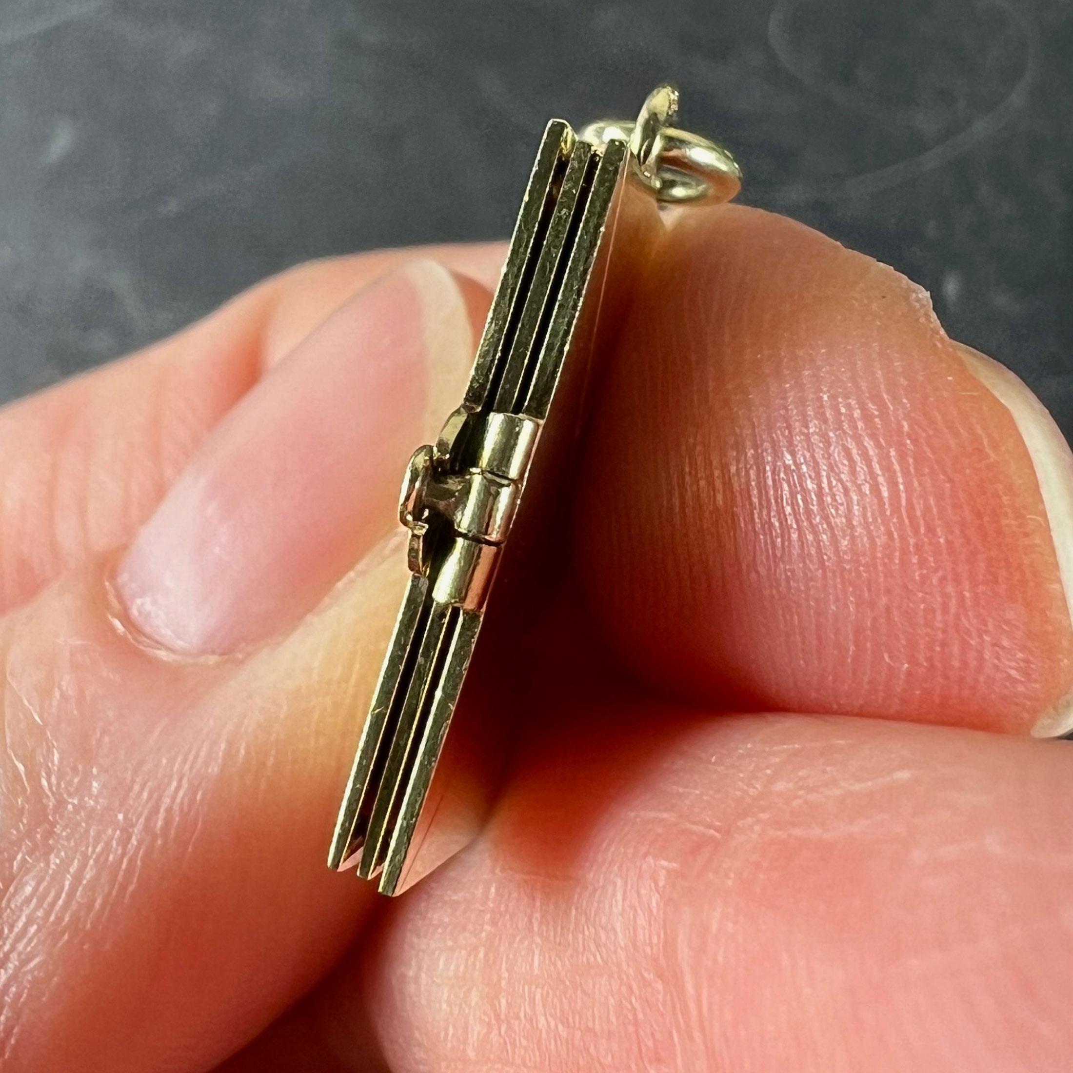 Vintage Envelope and Letter 14K Yellow Gold Enamel Stamp Charm Pendant en venta 9