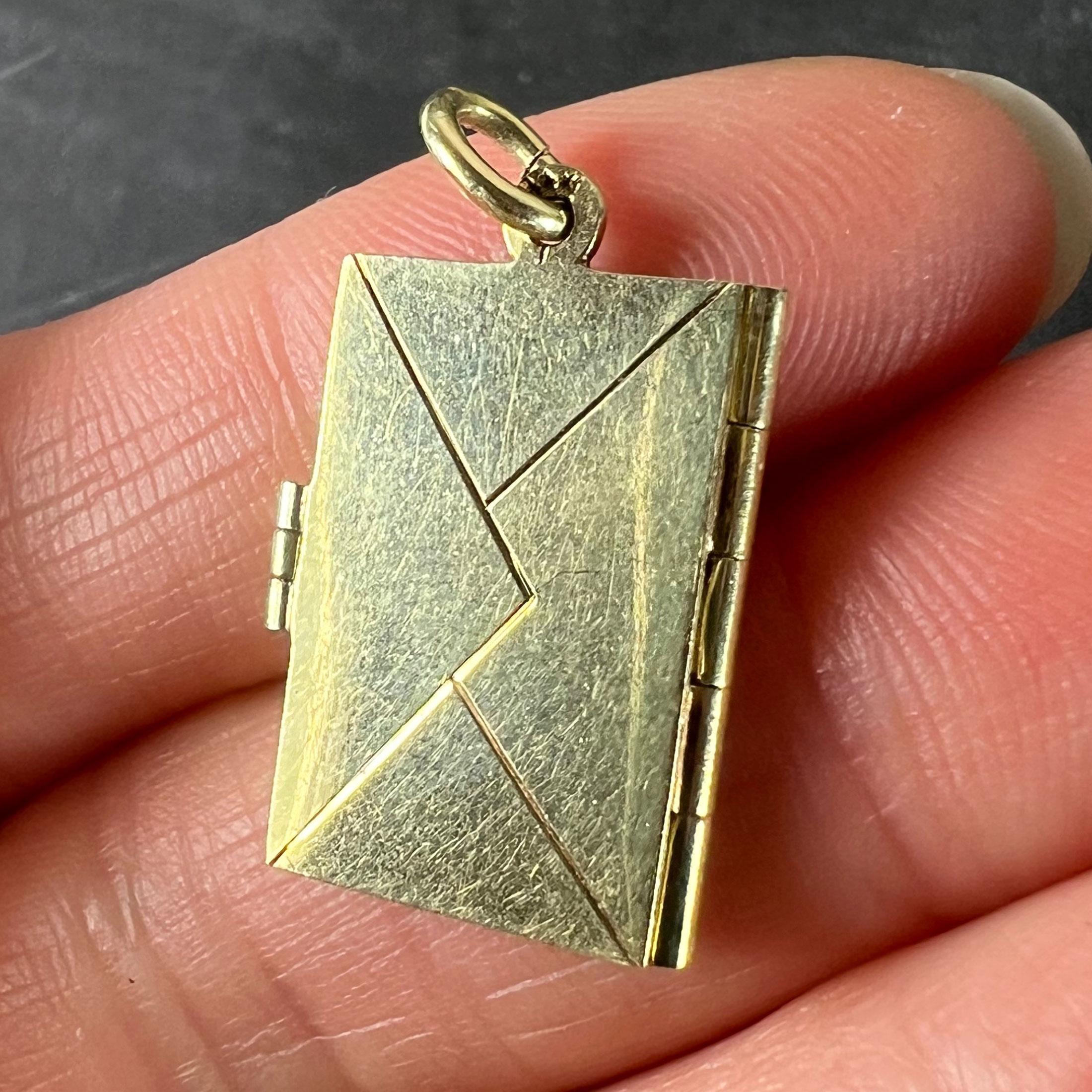 Vintage Envelope and Letter 14K Yellow Gold Enamel Stamp Charm Pendant en venta 10