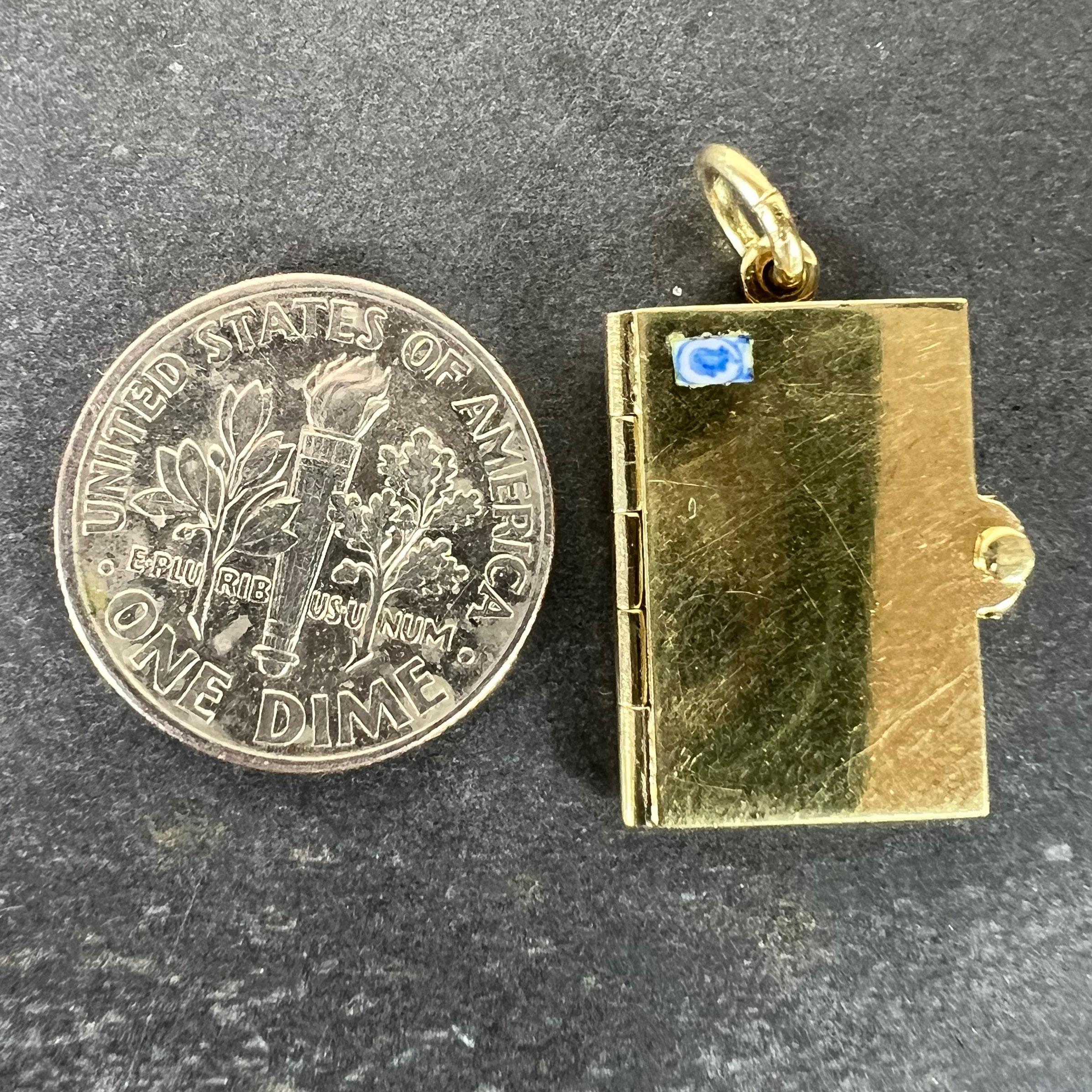 Vintage Envelope and Letter 14K Yellow Gold Enamel Stamp Charm Pendant en venta 12