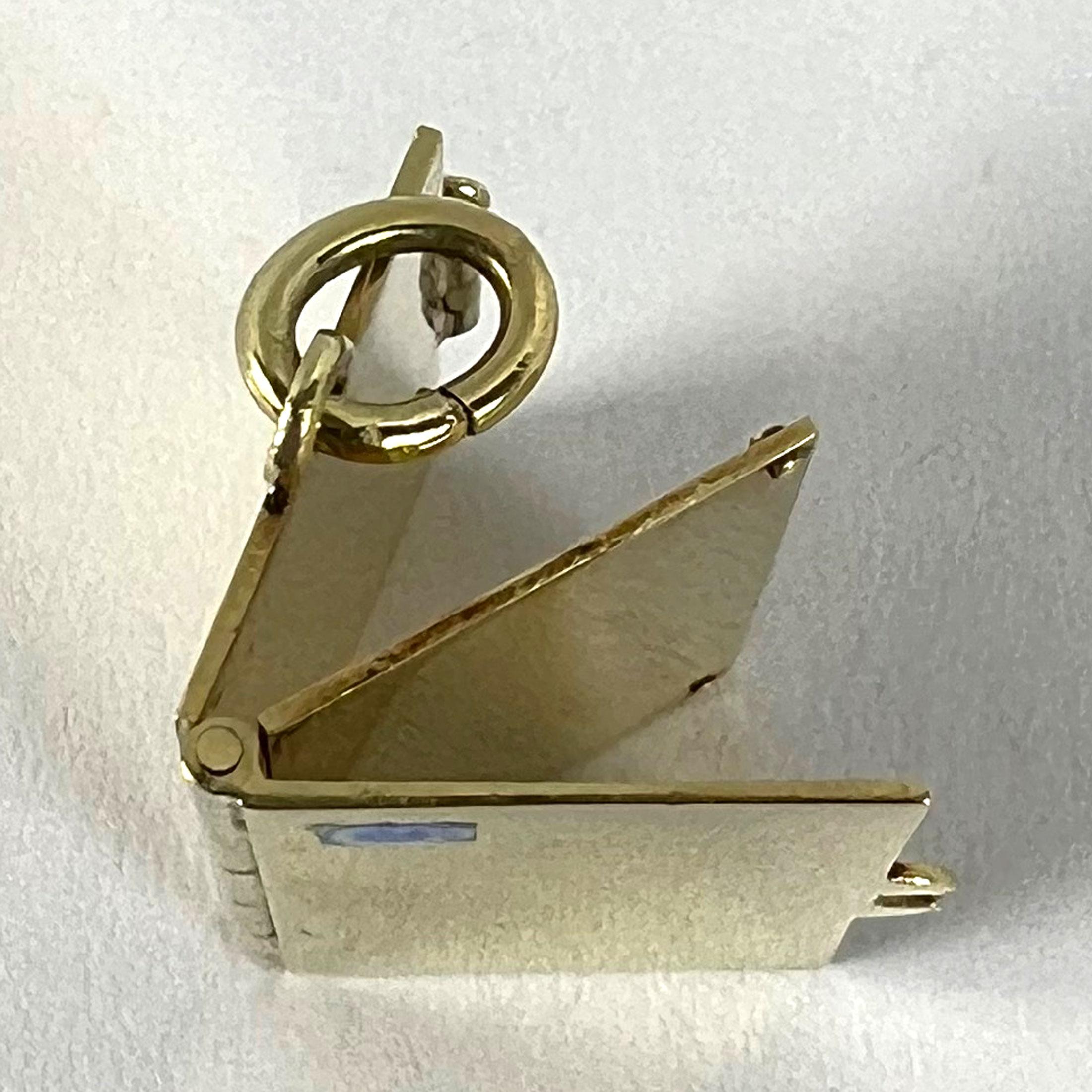 Vintage Envelope and Letter 14K Yellow Gold Enamel Stamp Charm Pendant en venta 13