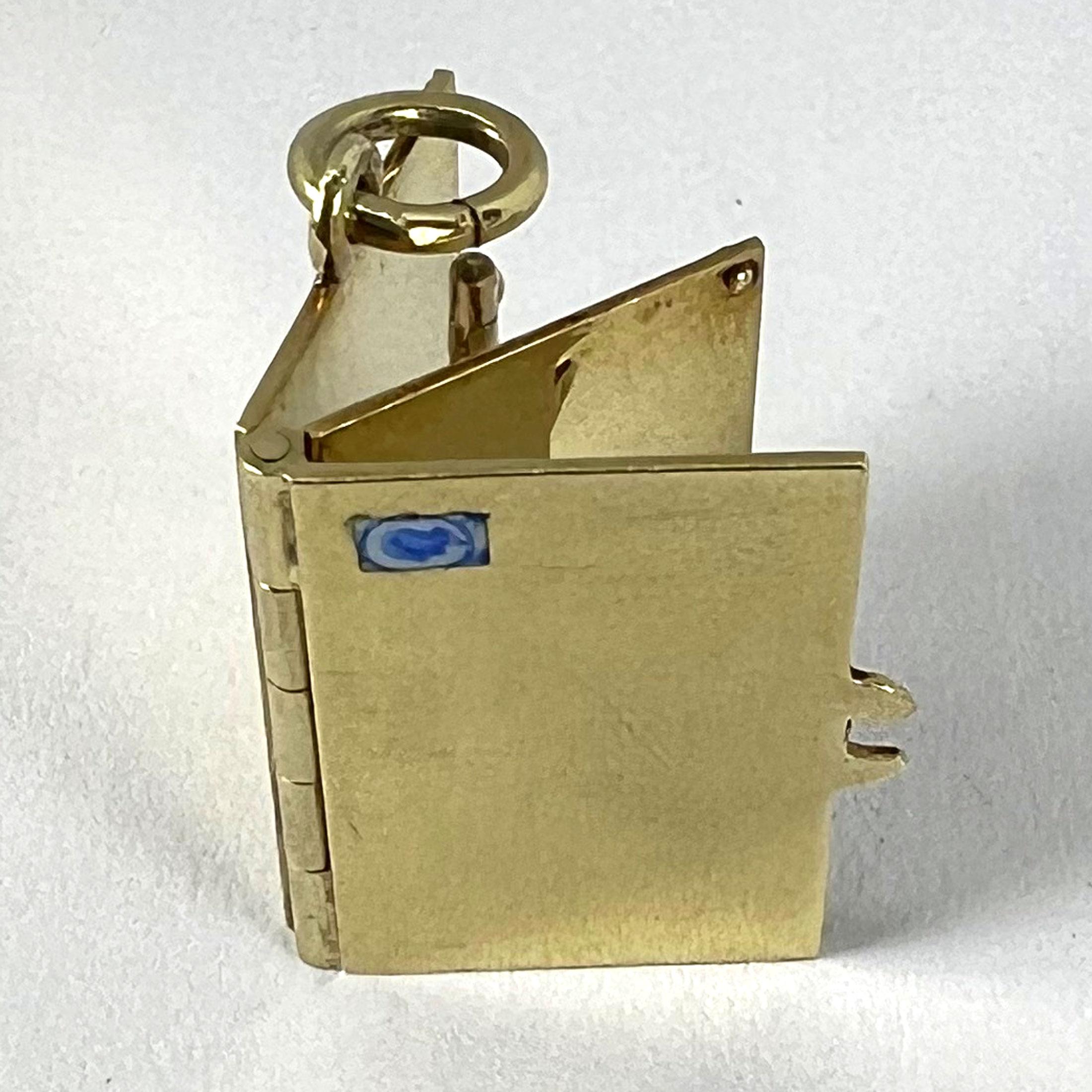 Vintage Envelope and Letter 14K Yellow Gold Enamel Stamp Charm Pendant en venta 14
