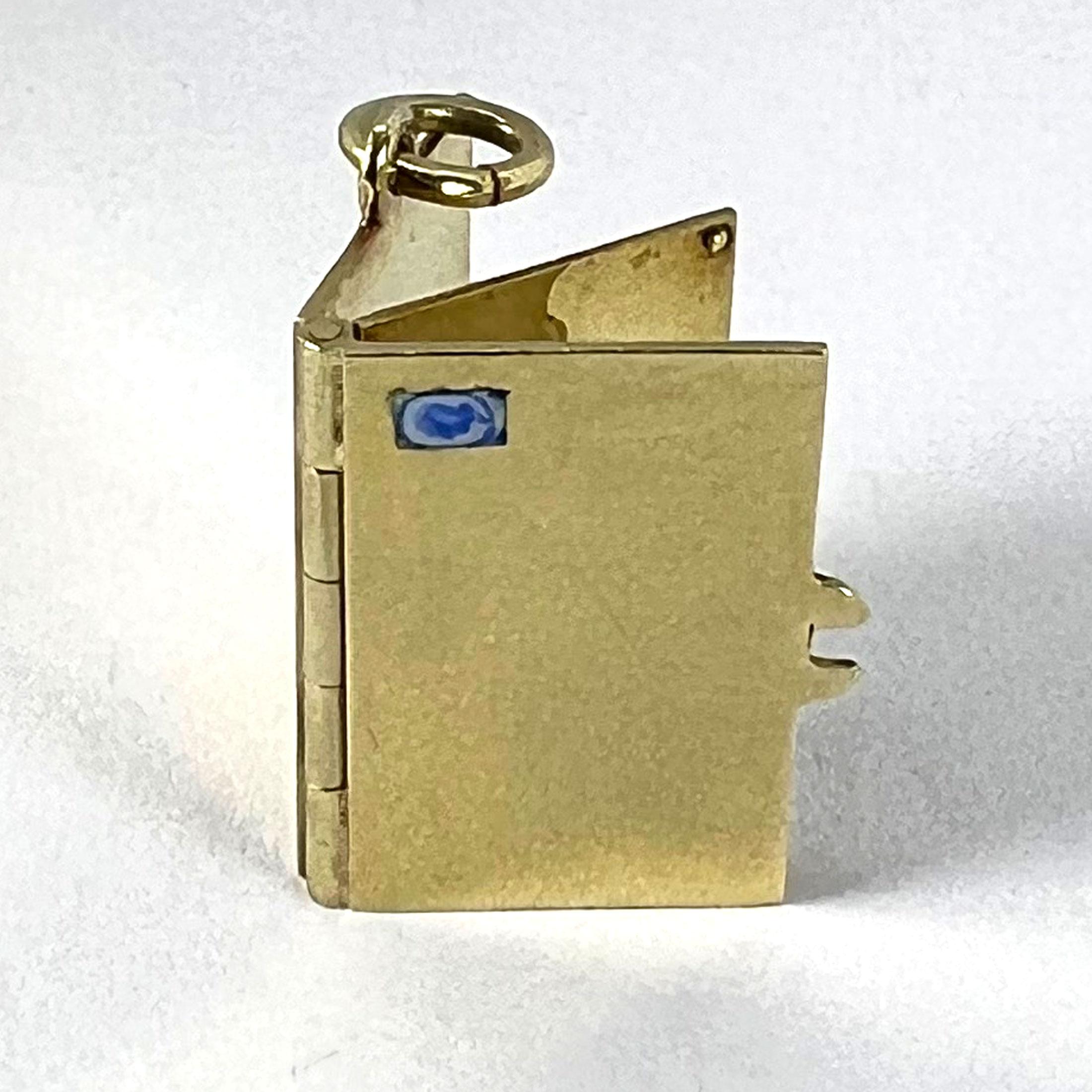 Vintage Envelope and Letter 14K Yellow Gold Enamel Stamp Charm Pendant en venta 15