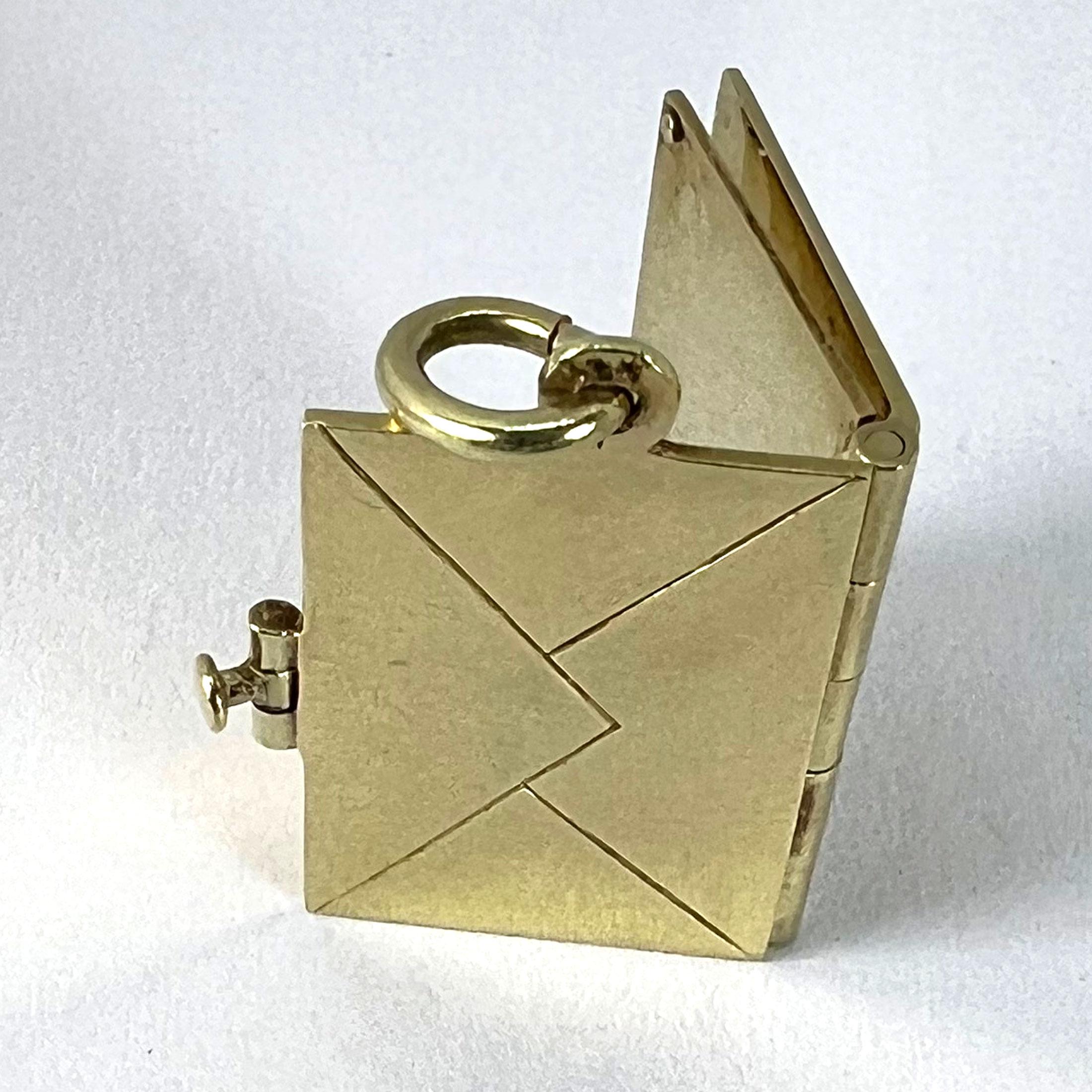 Vintage Envelope and Letter 14K Yellow Gold Enamel Stamp Charm Pendant en venta 16