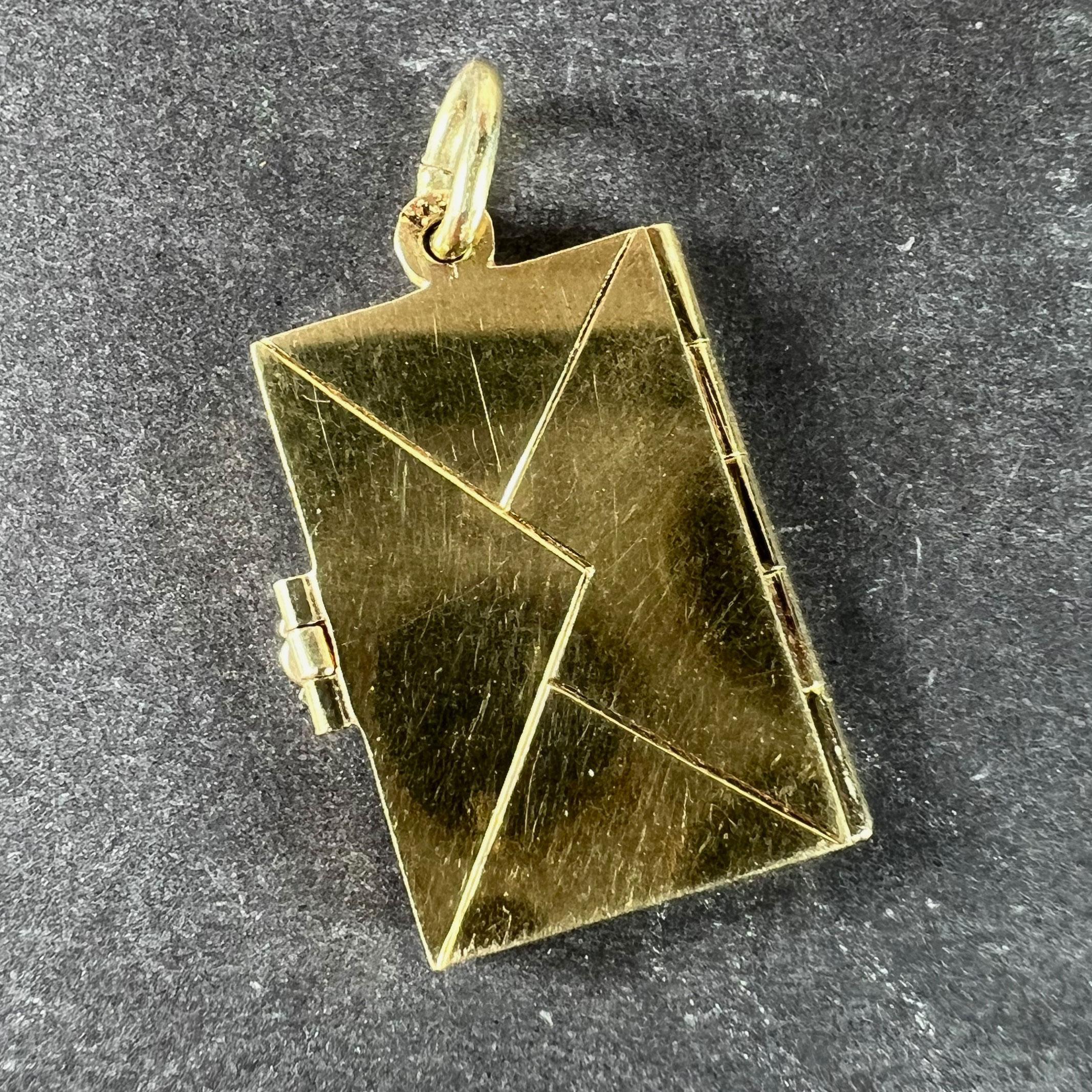Vintage Envelope and Letter 14K Yellow Gold Enamel Stamp Charm Pendant en Bueno estado para la venta en London, GB