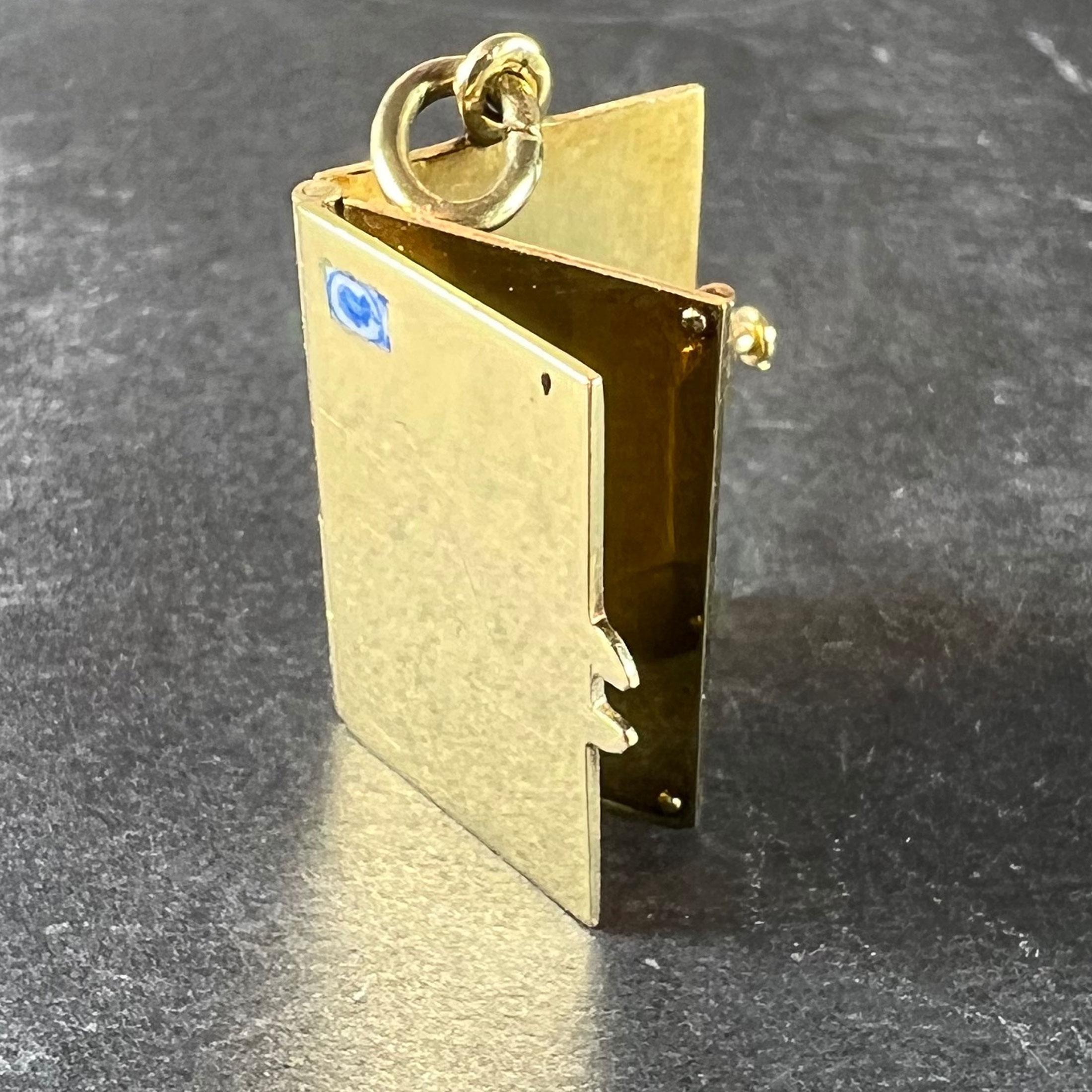 Vintage Envelope and Letter 14K Yellow Gold Enamel Stamp Charm Pendant en venta 1