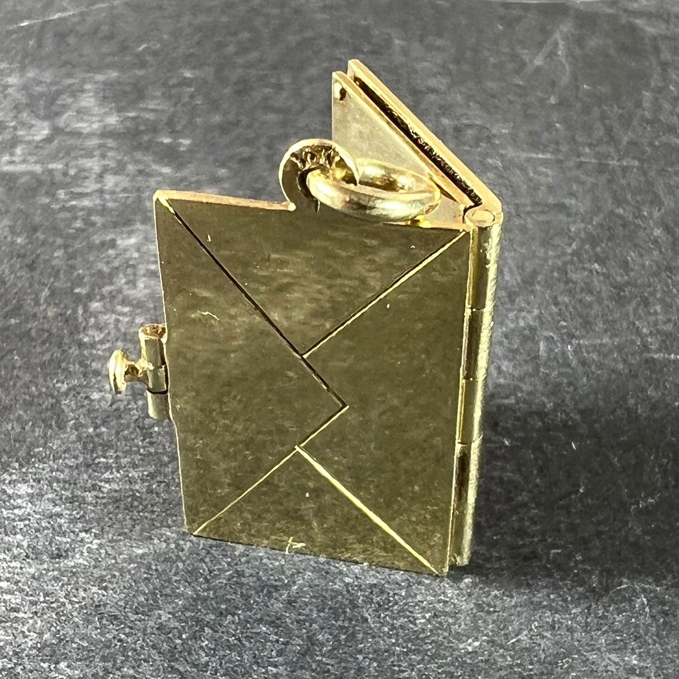 Vintage Envelope and Letter 14K Yellow Gold Enamel Stamp Charm Pendant en venta 2